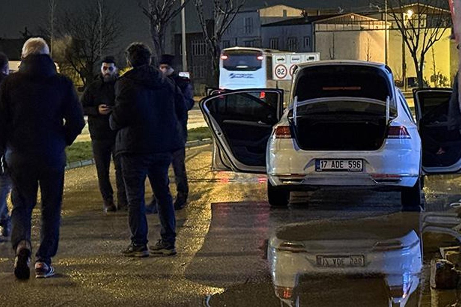 Yıldırım'da Polislerin Yakaladığı Otomobilden Silah ve Bomba Çıktı