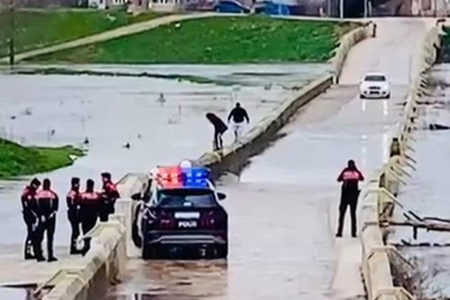 Edirne'de Yağışla Yalnız Göz Köprüsü Tehlikede! Vatandaşlar Kanat Kısımlarından Geçmeye Çalıştı