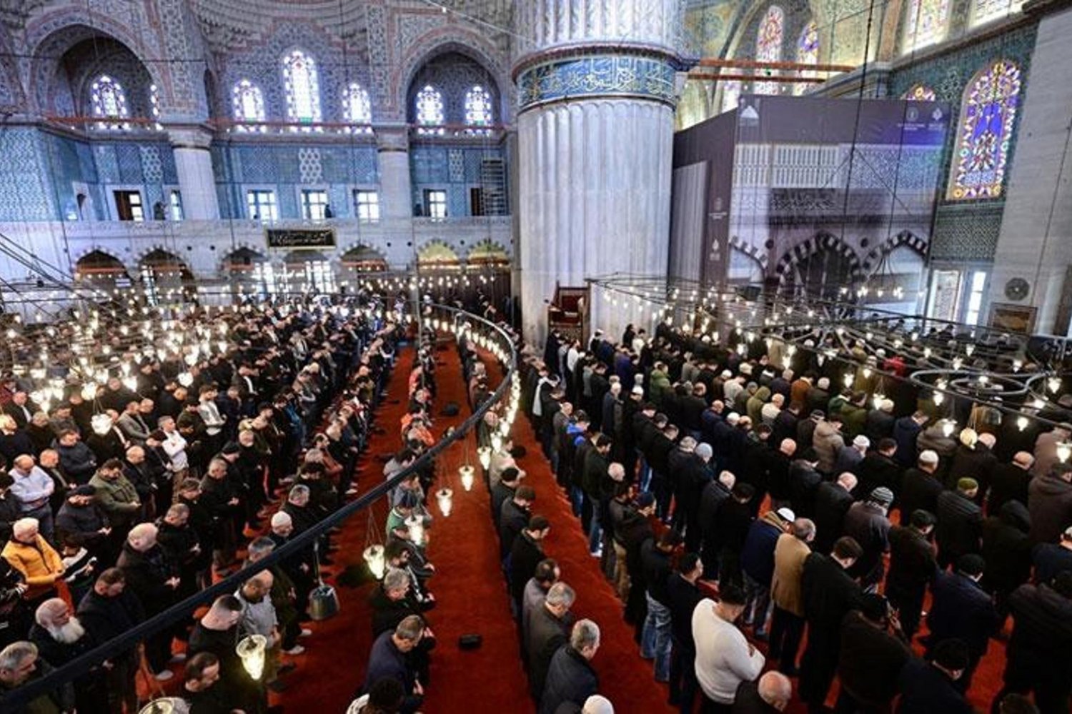 Ramazan Ayının ilk Cuma Namazı İstanbul'da Yoğun Katılım Gösterdi