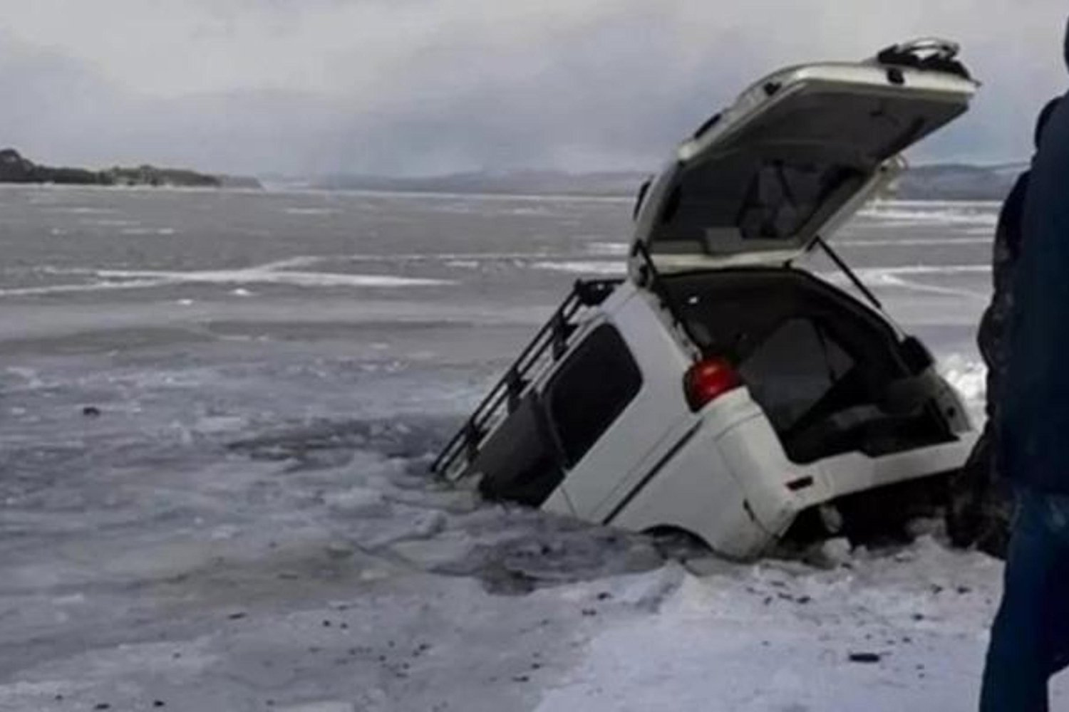 Baykal Gölü'nde Tur Kazası: 8 Kişi Hayatını Kaybetti