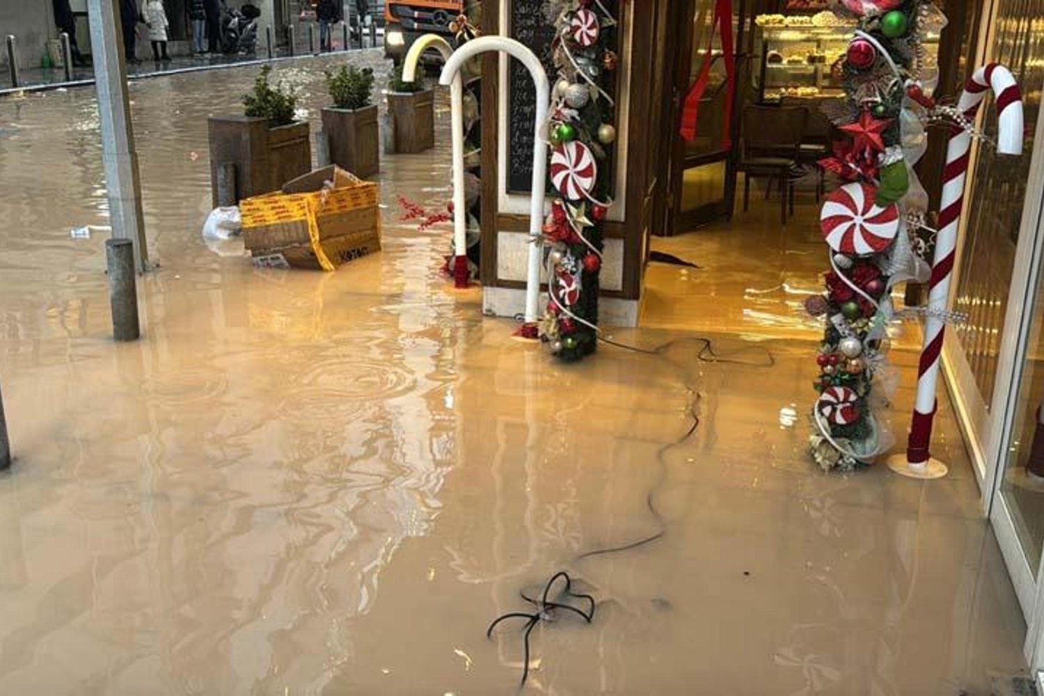 İzmir'de Sağanak Etkili Oldu: Alsancak ve Çevresi Su Altında