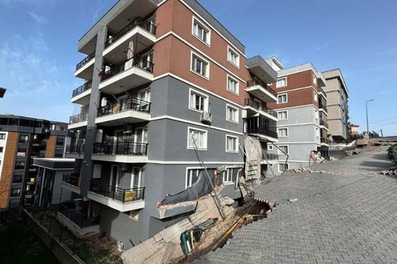 İzmir Menemen’de Sağanak Sonrası Heyelan: Çok Sayıda Bina ve Araç Hasar Gördü