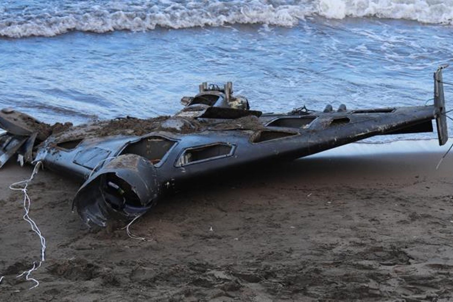 İnsansız Hava Aracı Parçası Sahilde Şaşkınlık Yarattı: Kriminal İnceleme Başladı