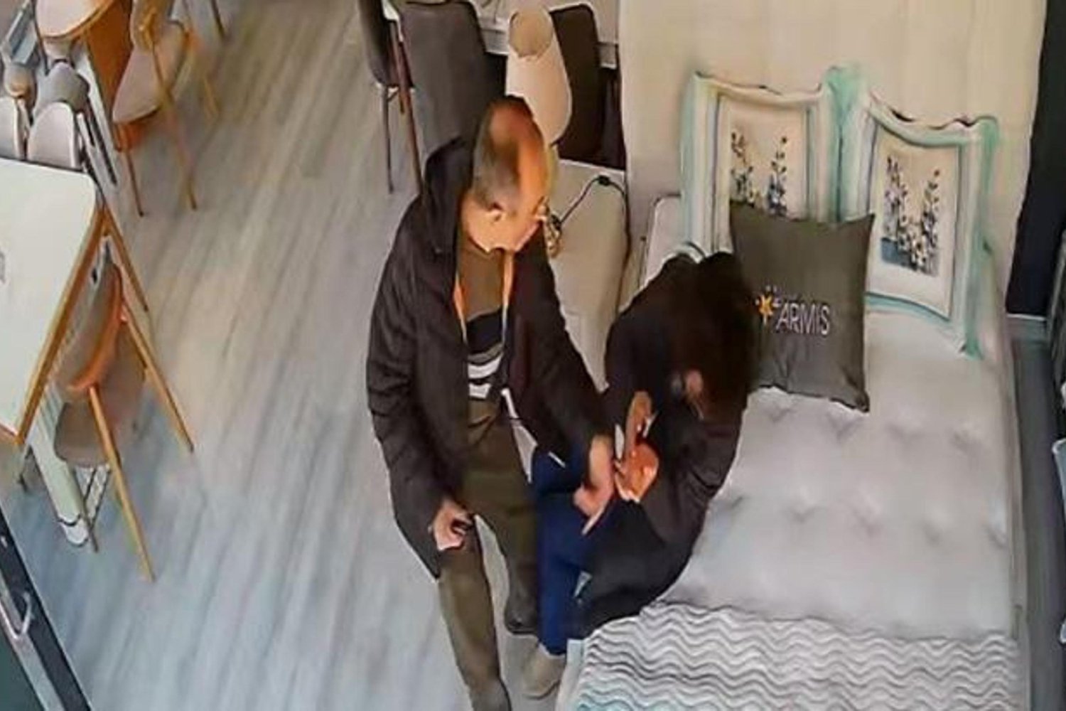 Mobilya Dükkanında Şok Olay! Öğretmen Eşiyle Tartıştı ve Darbetti