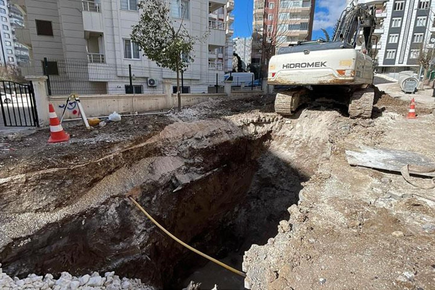 Altyapı Kazasında İşçiler Göçükte Kaldı: Sağlık Durumu İyi