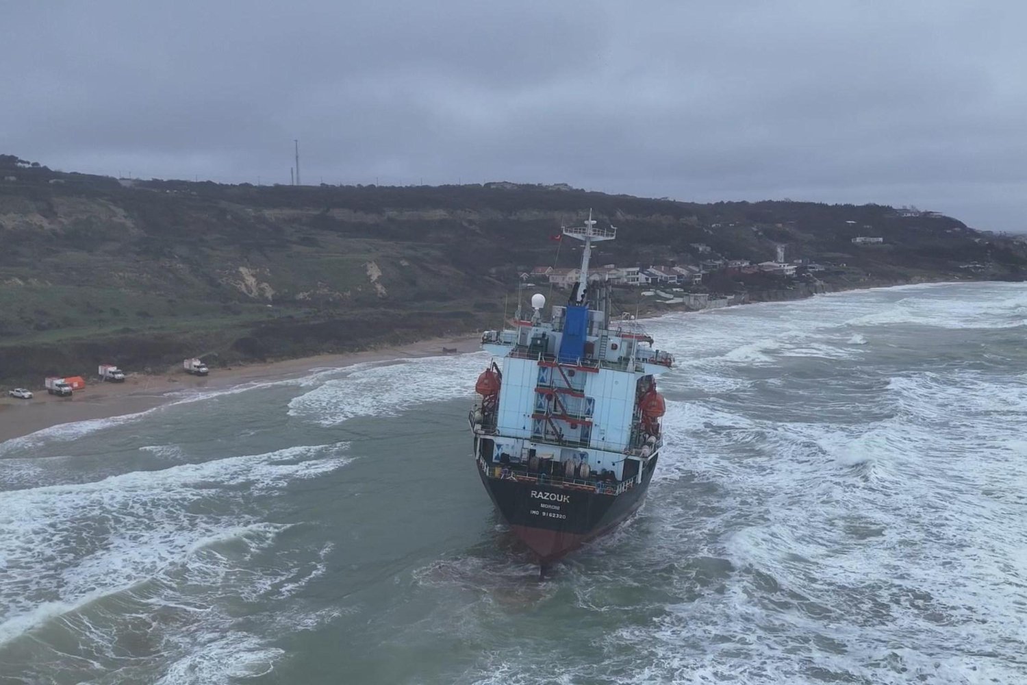 Kısırkaya açıklarında karaya oturan 100 metrelik Komor Adaları bayraklı kargo gemisi havadan görüntülendi