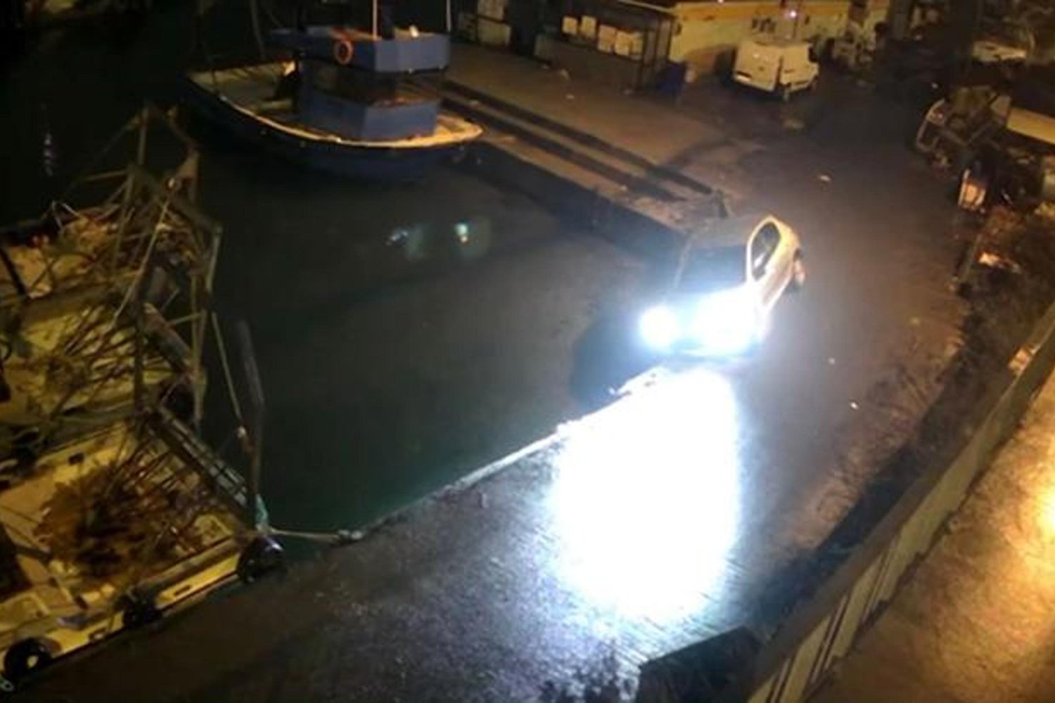 Rumeli Kavağı'nda Otomobil Denize Uçtu: Balıkçılar Yardıma Koştu