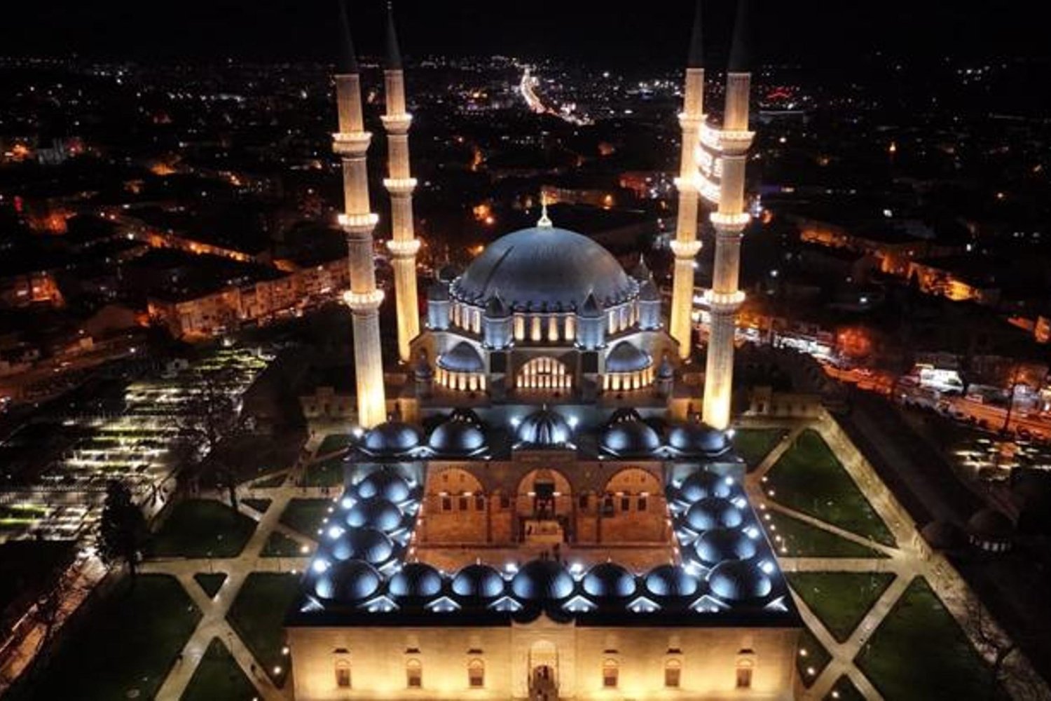 Edirne Selimiye Camii'nde Yenilenen Aydınlatma Sistemiyle Gecenin Estetiği Değişti