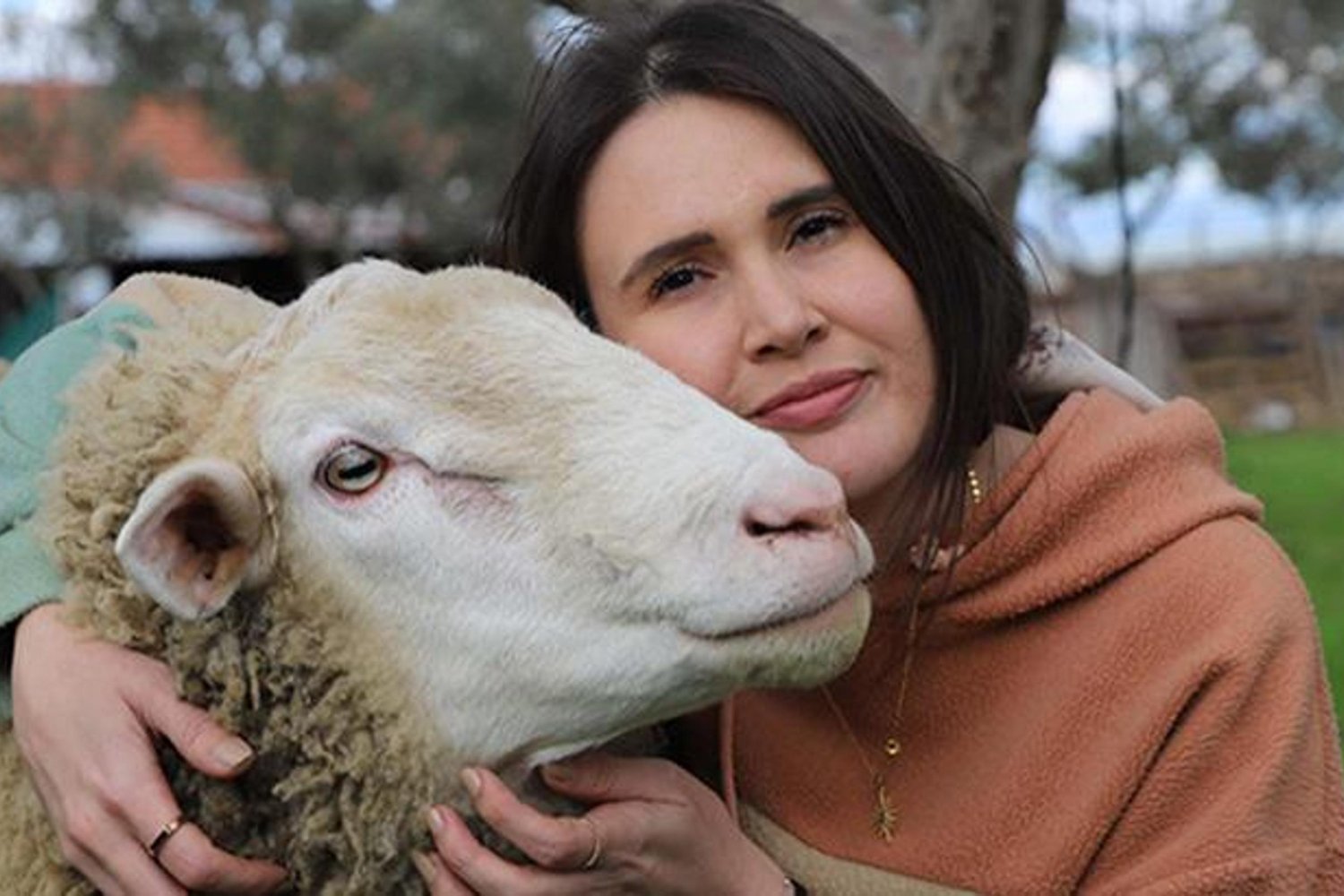 Hemşire Rümeysa Taşova, hastane ve çiftlik arasında hayvanlara hayat veriyor