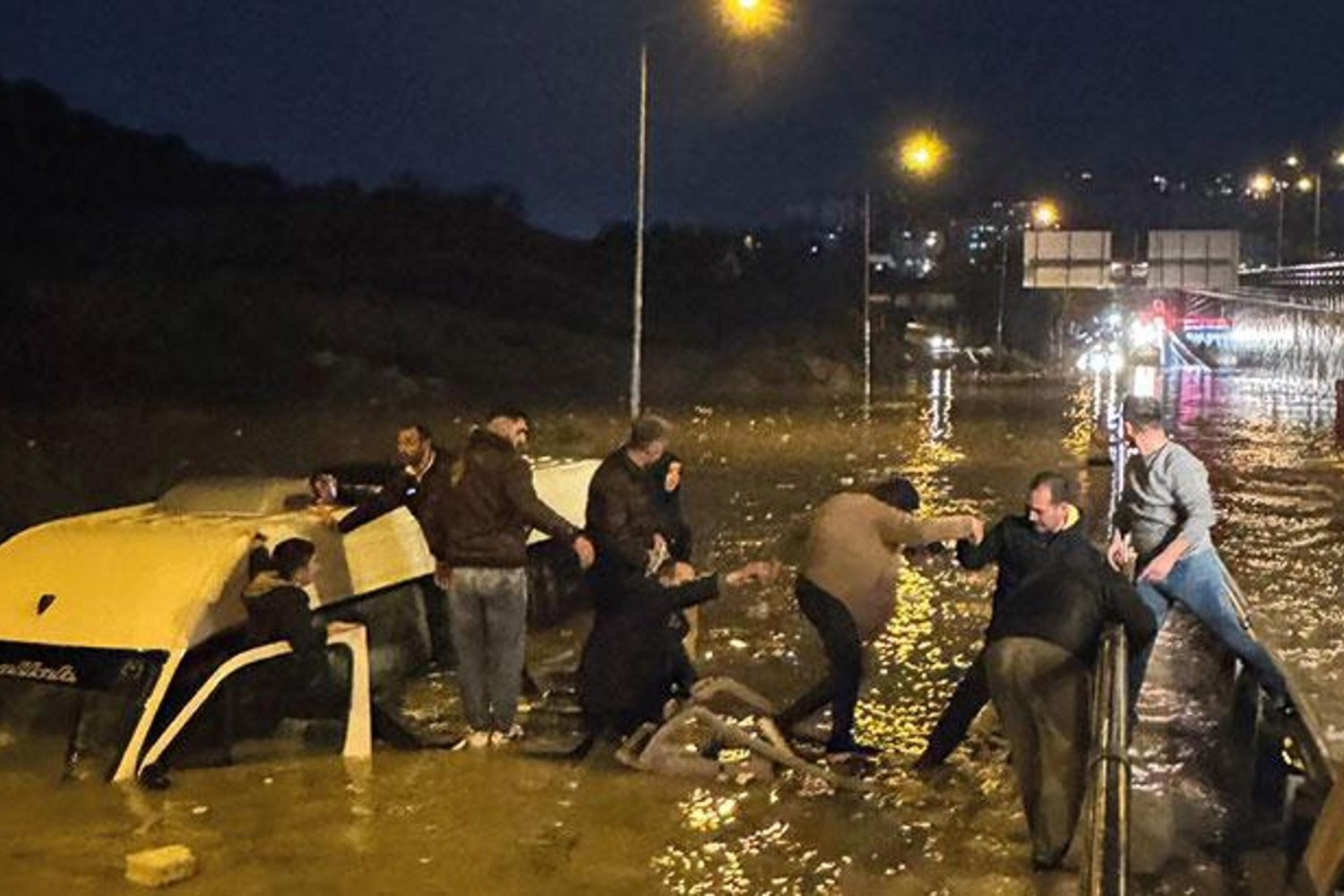 Kuşadası'nda Sağanak Sele Yol Açtı: Minibüs ve İş Yerleri Su Altında!