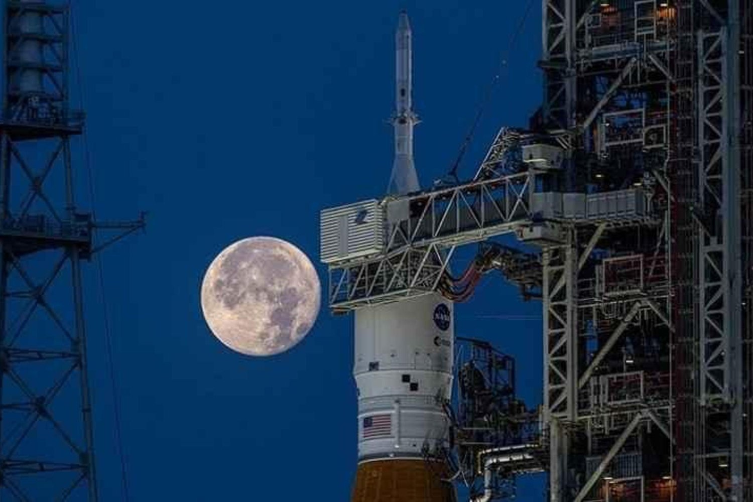 Elon Musk'tan Uzayda Yeni Hedefler: Ay ve Mars'ta İnsanlık Yolu Açılıyor