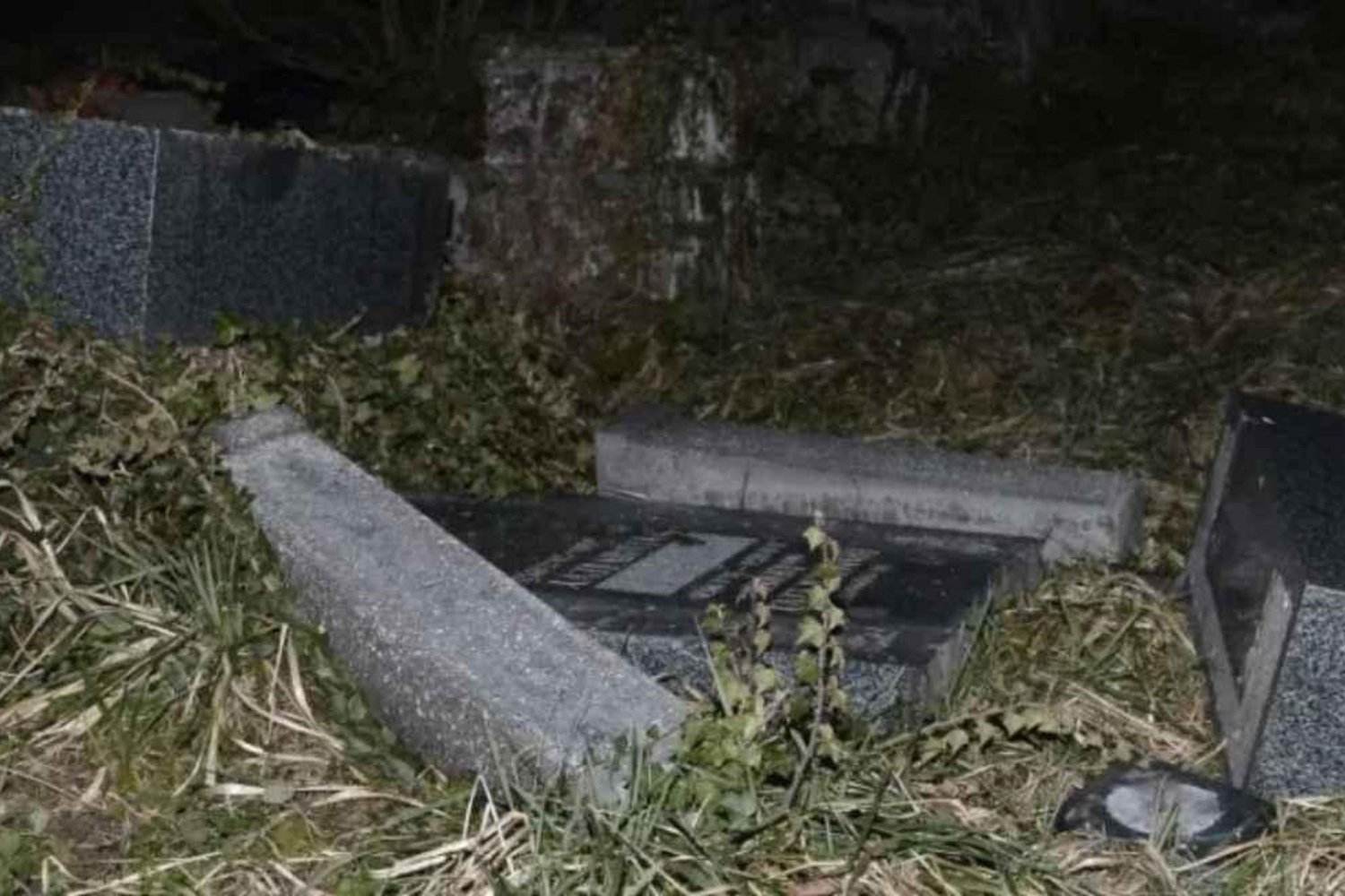 Almanya'da Skandal: Freiburğ'da Ölülerin Altın Dişleri ve Değerli Eşyalarını Çalan Çift Yargılanıyor