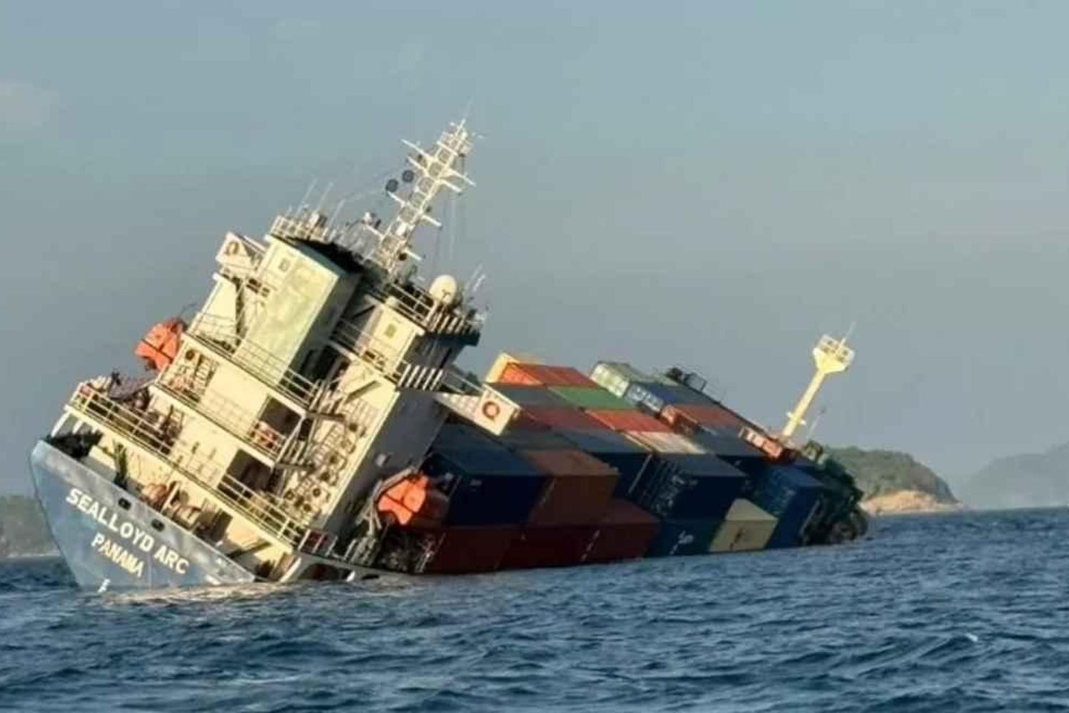 Phuket'te Deniz Kazası: Panama Bayraklı Kargo Gemisi Battı ve Petrol Sızıntısı Oluştu