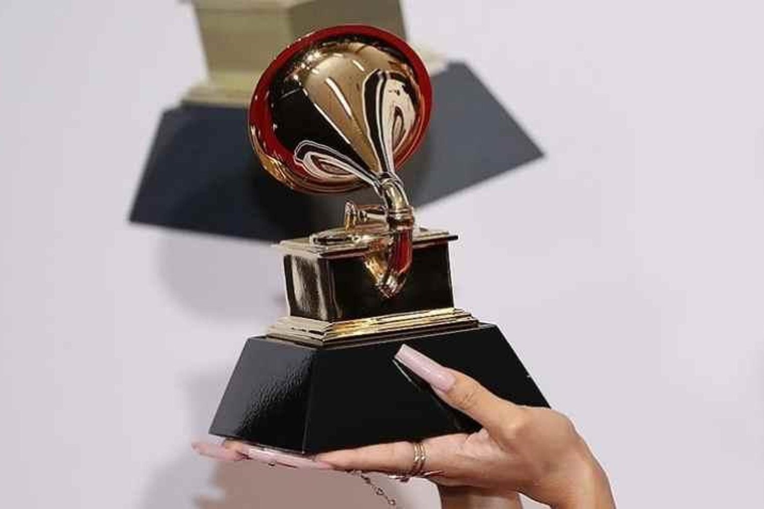 Grammy Ödülleri 2024: Bad Bunny Yılın Albümünü Alırken, Göçmenlik Tartışmaları Sızdı