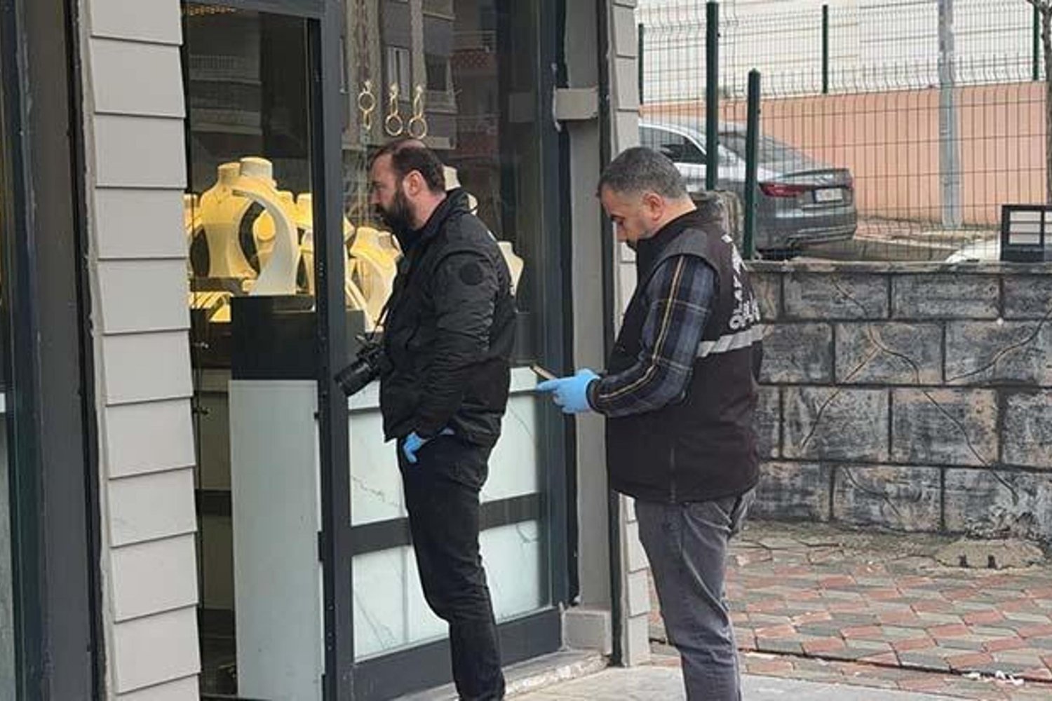 Şanlıurfa'da Silahlı Kuyumcu Soygunu: Polis Yaralandı!