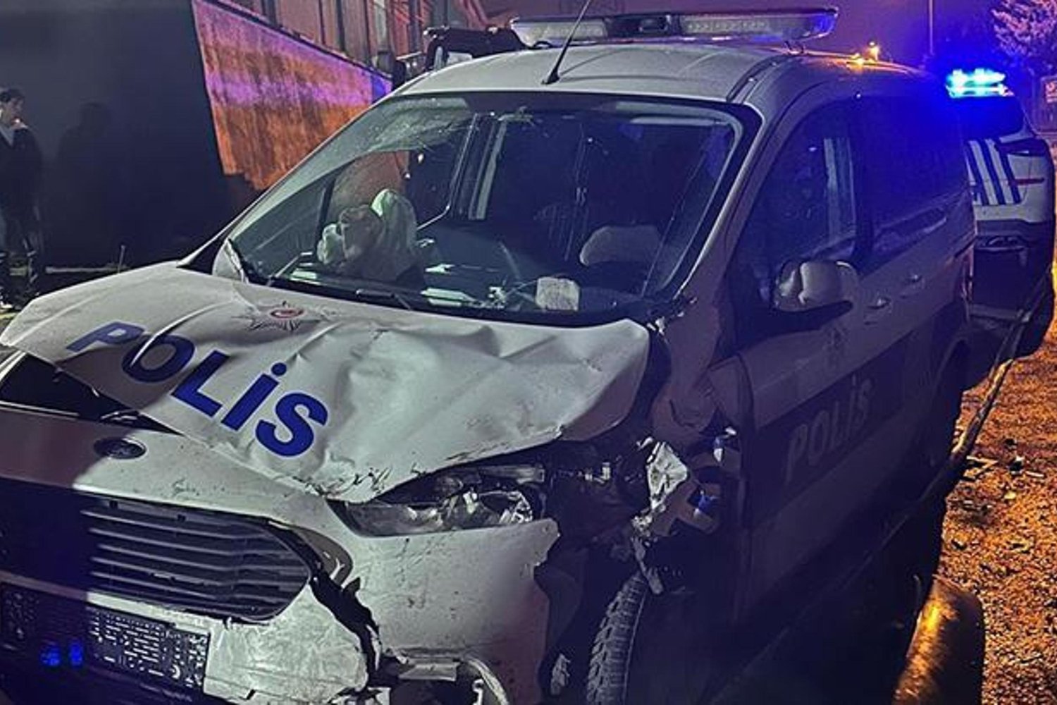 Polis Aracıyla Çarpışma: 3 Yaralı Akşemsettin Mahallesi'nde Trafik Kazası