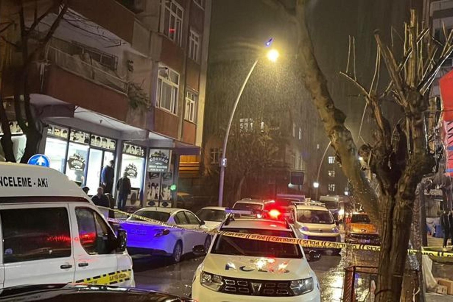 Markette Silahlı Saldırı: 2 Kişi Yaya Kaçtı, Market 5 Ay Önce de Kurşunlandı