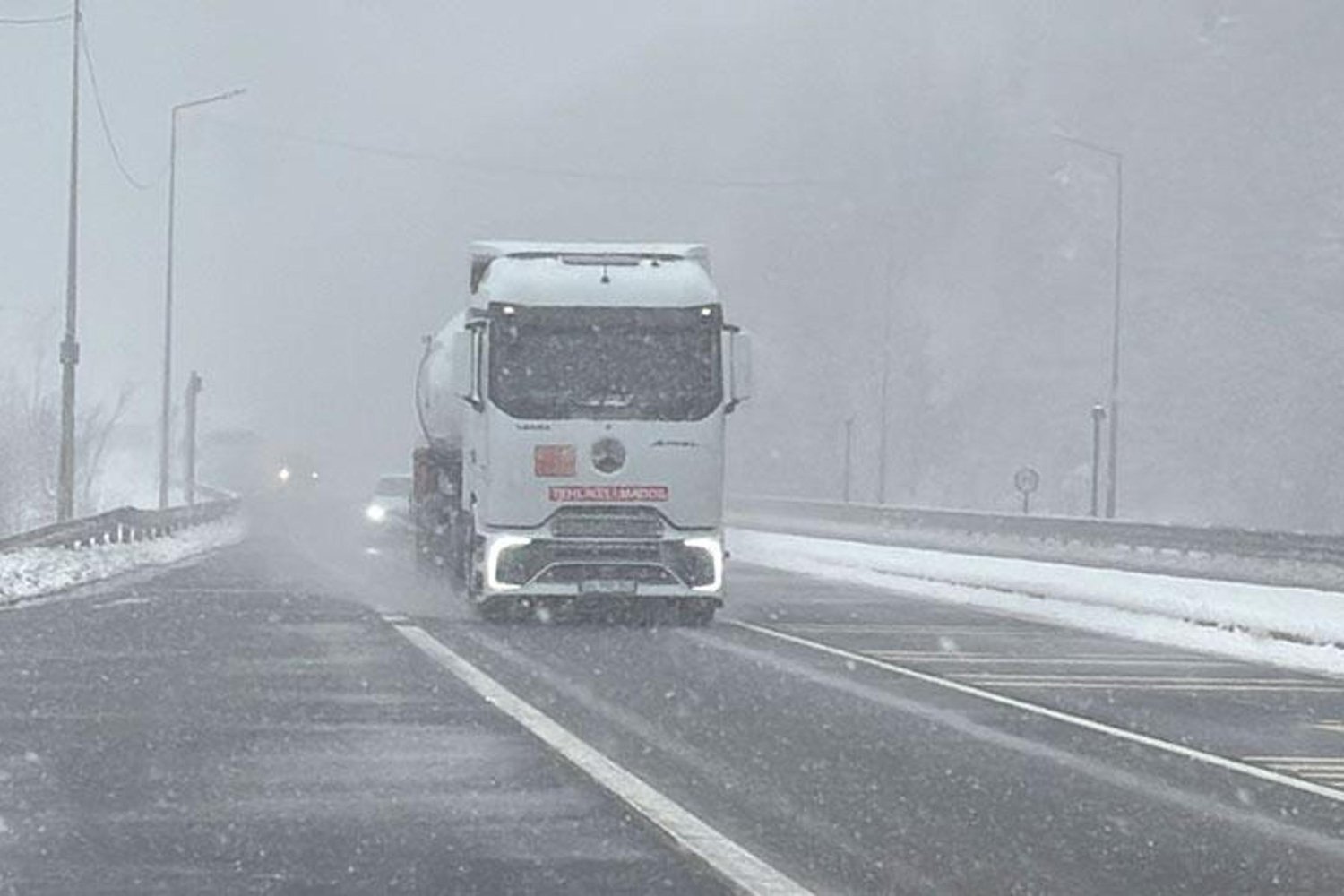 Bolu Dağı'nda Yoğun Kar Yağışı Uyarısı: Ulaşım Güçleşti