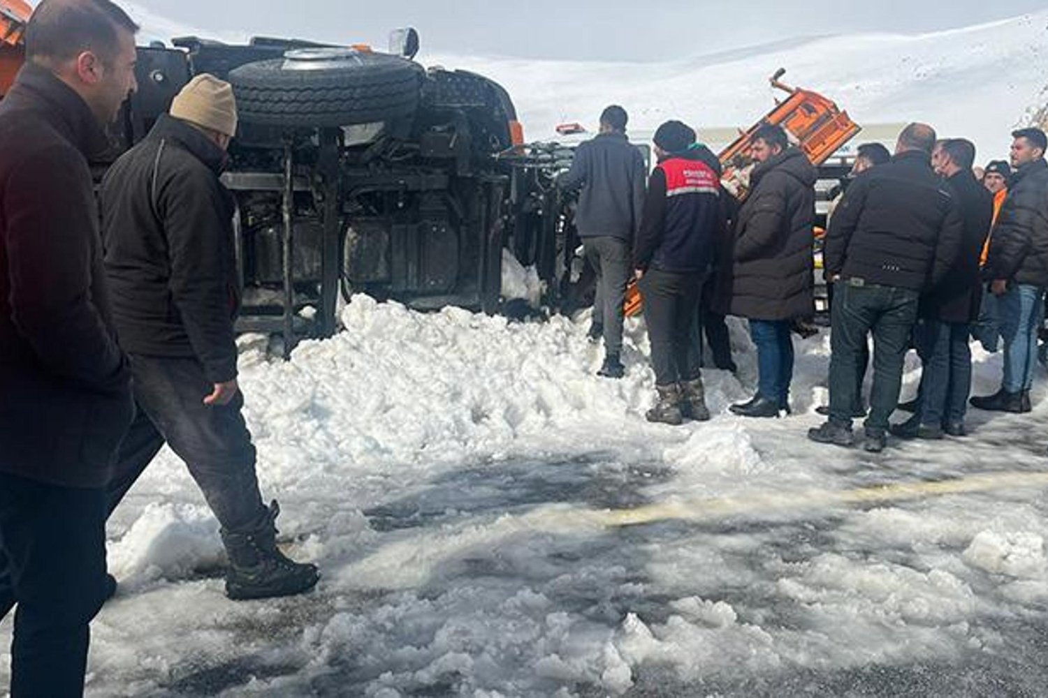 Kara Yolunda Korkutan Kaza! Kar Küreme Aracı Refüje Çarpıp Devrildi