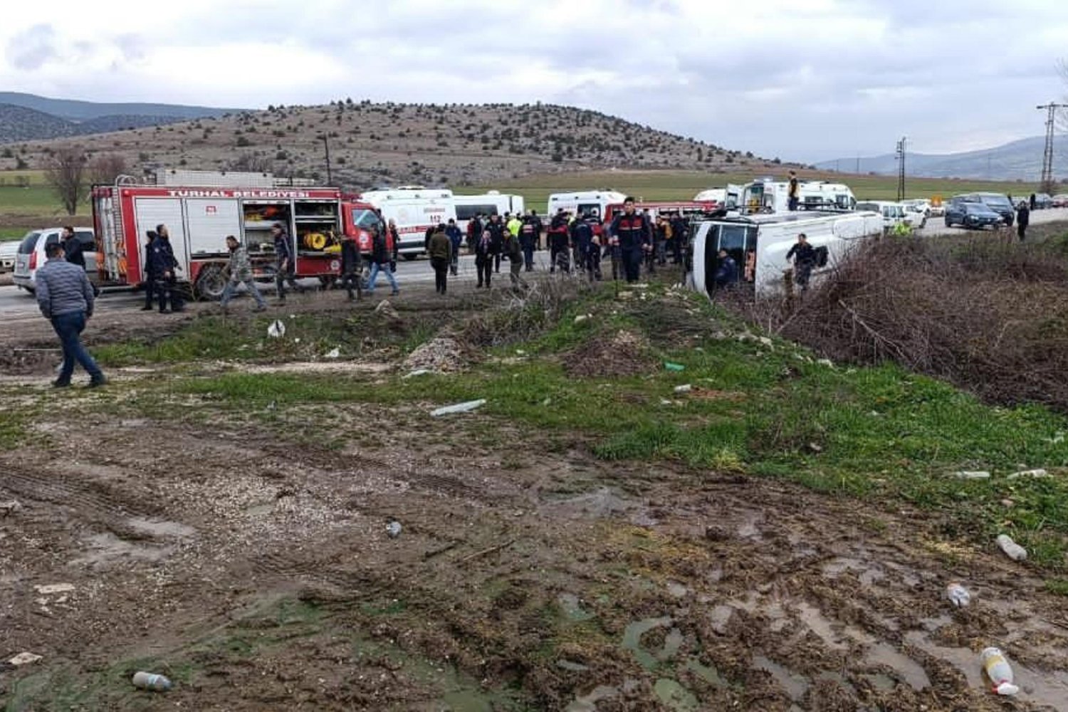 Turhal-Zile Karayolunda Minibüs Kazası: 6 Yaralı, Minibüs Devrildi