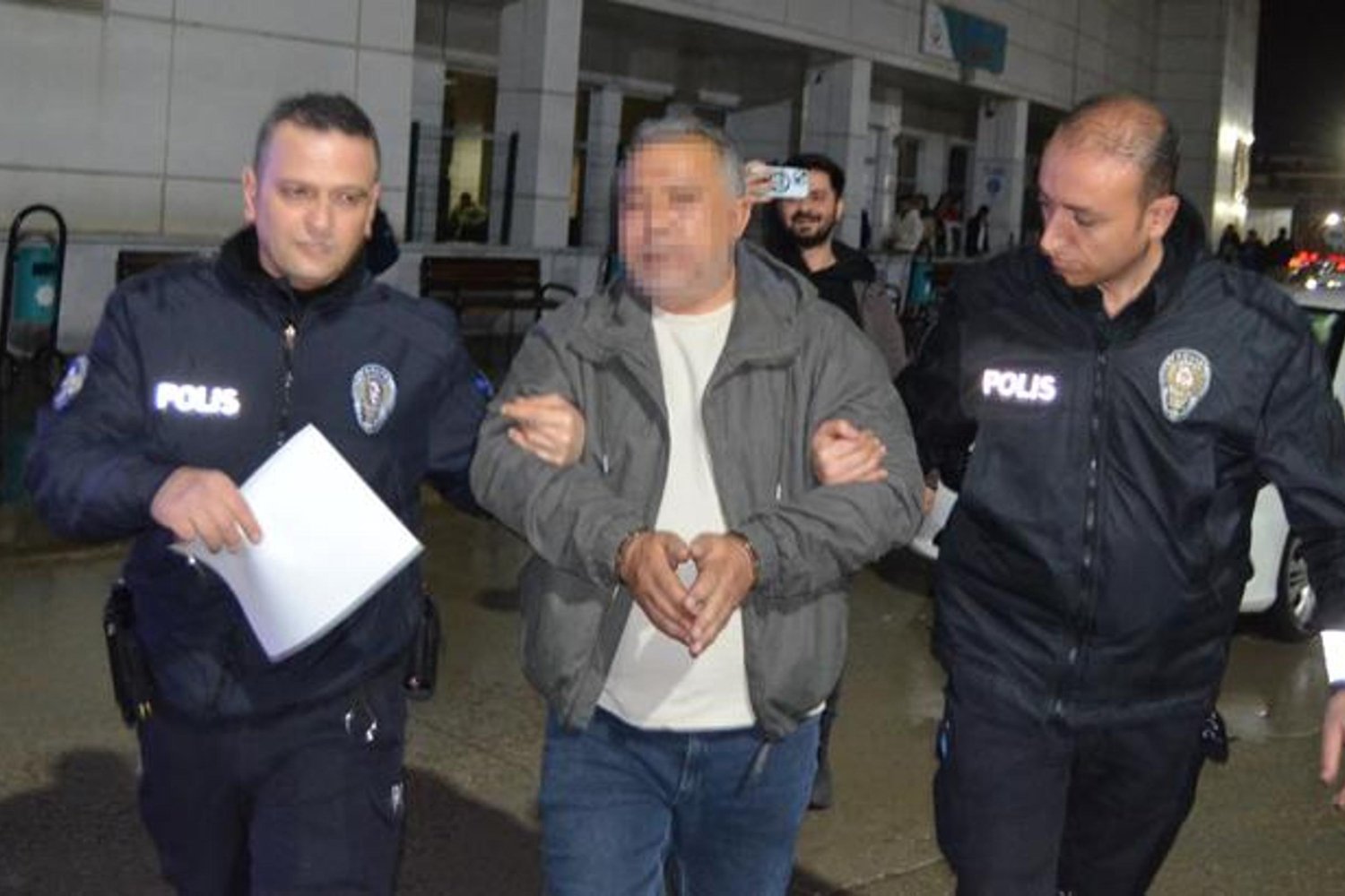 İki Otomobilin Dikiz Aynası Çarpışması Kanlı Büyümeyi Getirdi