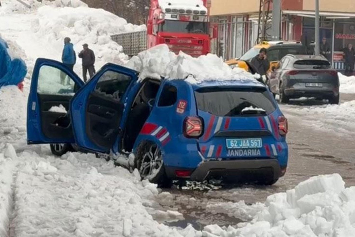Ovacık'ta Kar Tehlikesi Artıyor: Büyük Kütleler Düşüyor, Trafik ve Güvenlik Alarmda