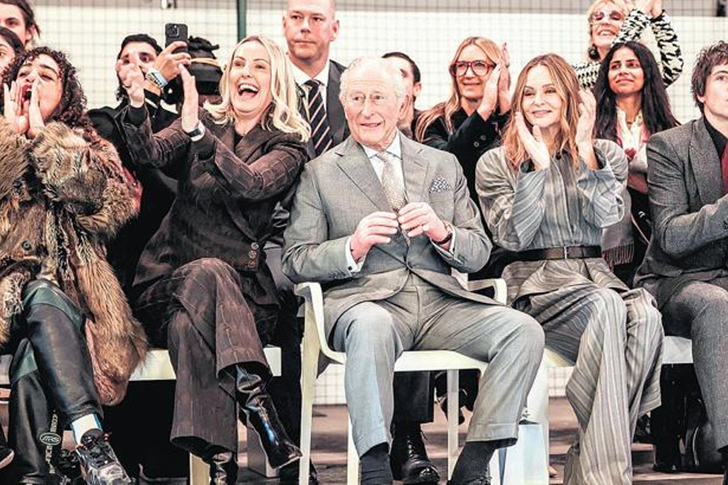 Londra Moda Haftası'nda Kral Charles Beyaz Takımıyla Sürpriz Katılım