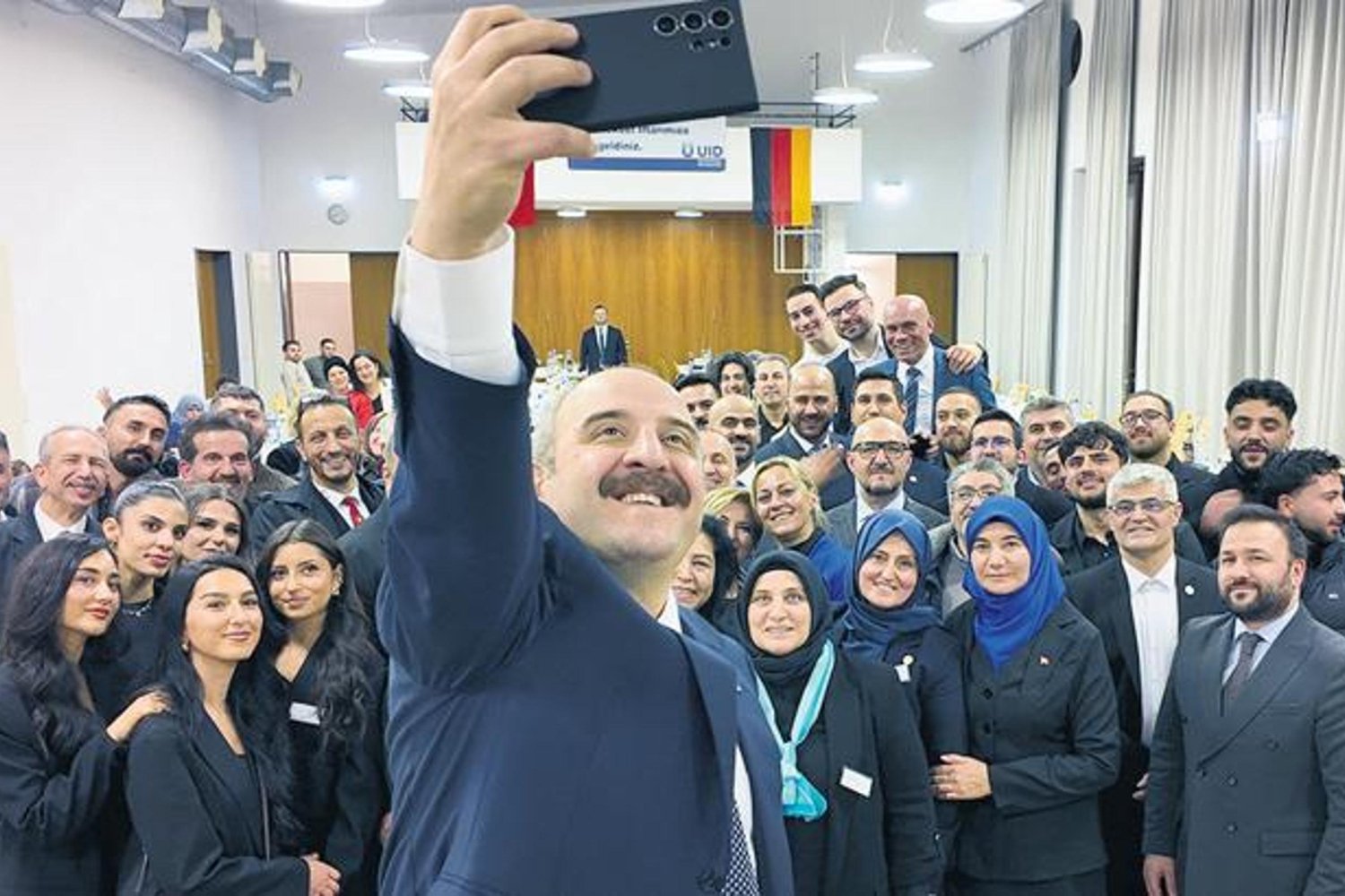 Türk Davetlilerle Bir Araya Gelen Varank, Almanya'daki Başarılarımızı Anlattı