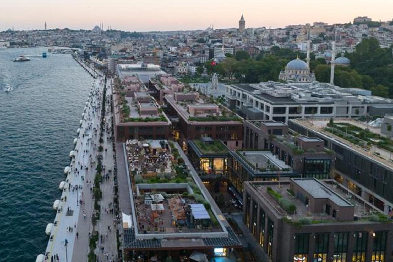 Türk Turizmi 2025'te Rekor Kırdı: Ziyaretçi Sayısı ve Gelirler Yükselişte