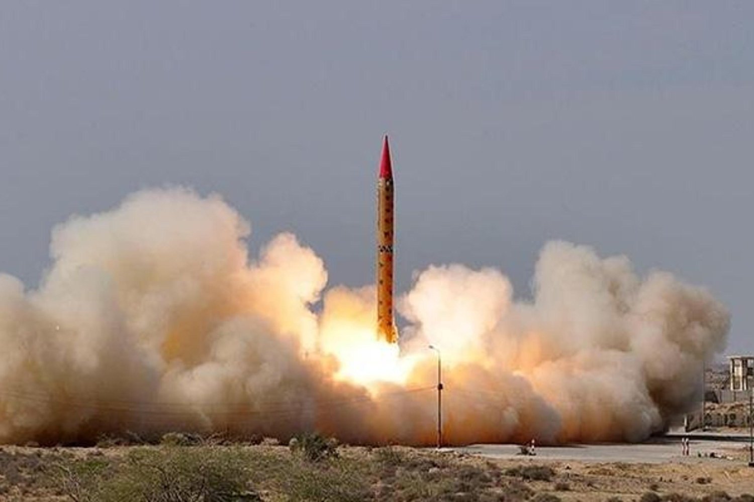 Medvedev'den Nükleer Blöf Uyarısı: İngiltere ve Fransa Ukrayna'ya Silah Verirse Her Türlü Silah Kullanılır