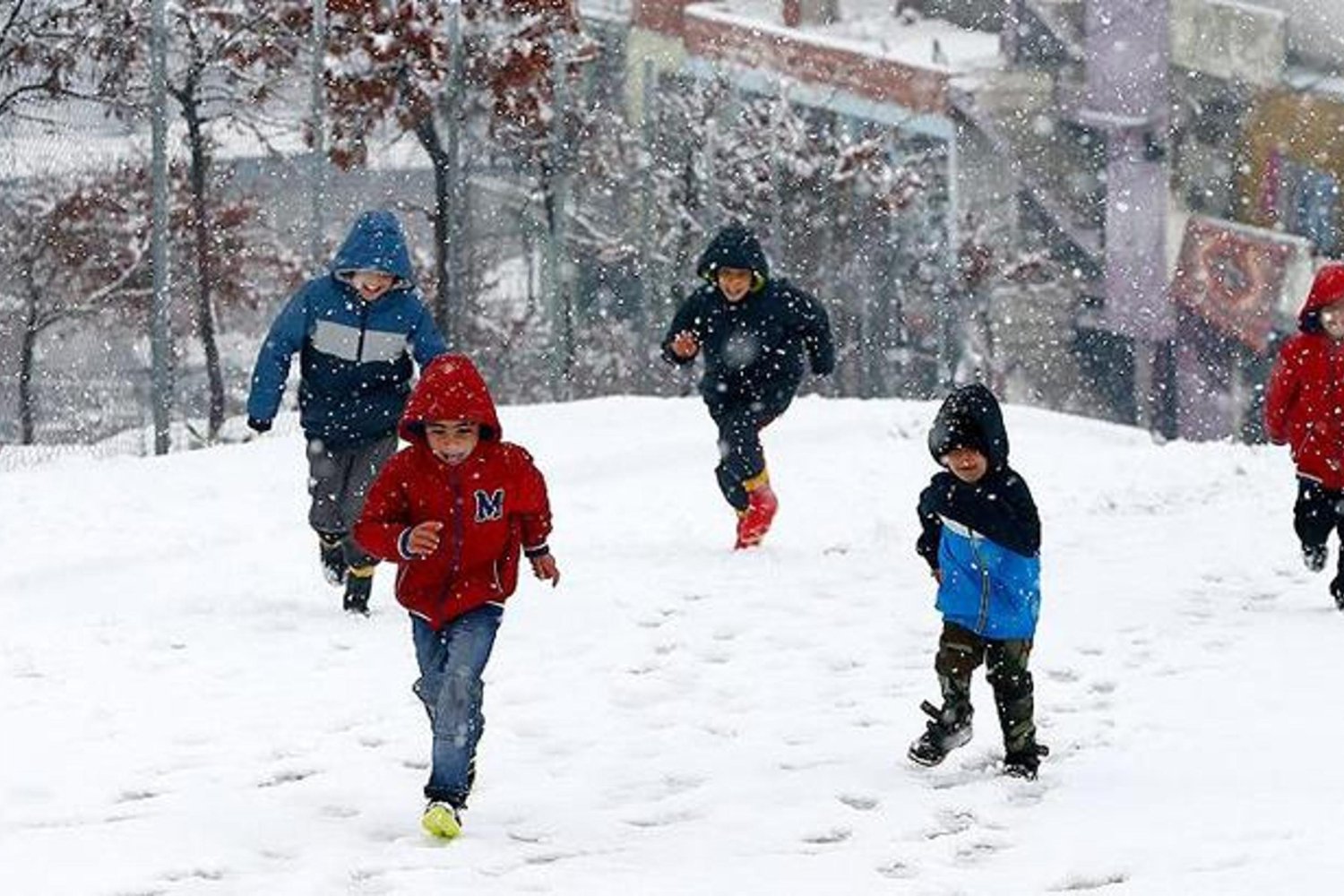 Şiddetli Hava Koşulları Geleneksel Sıkıntıları Artırıyor! Okullar Tatil Edildi