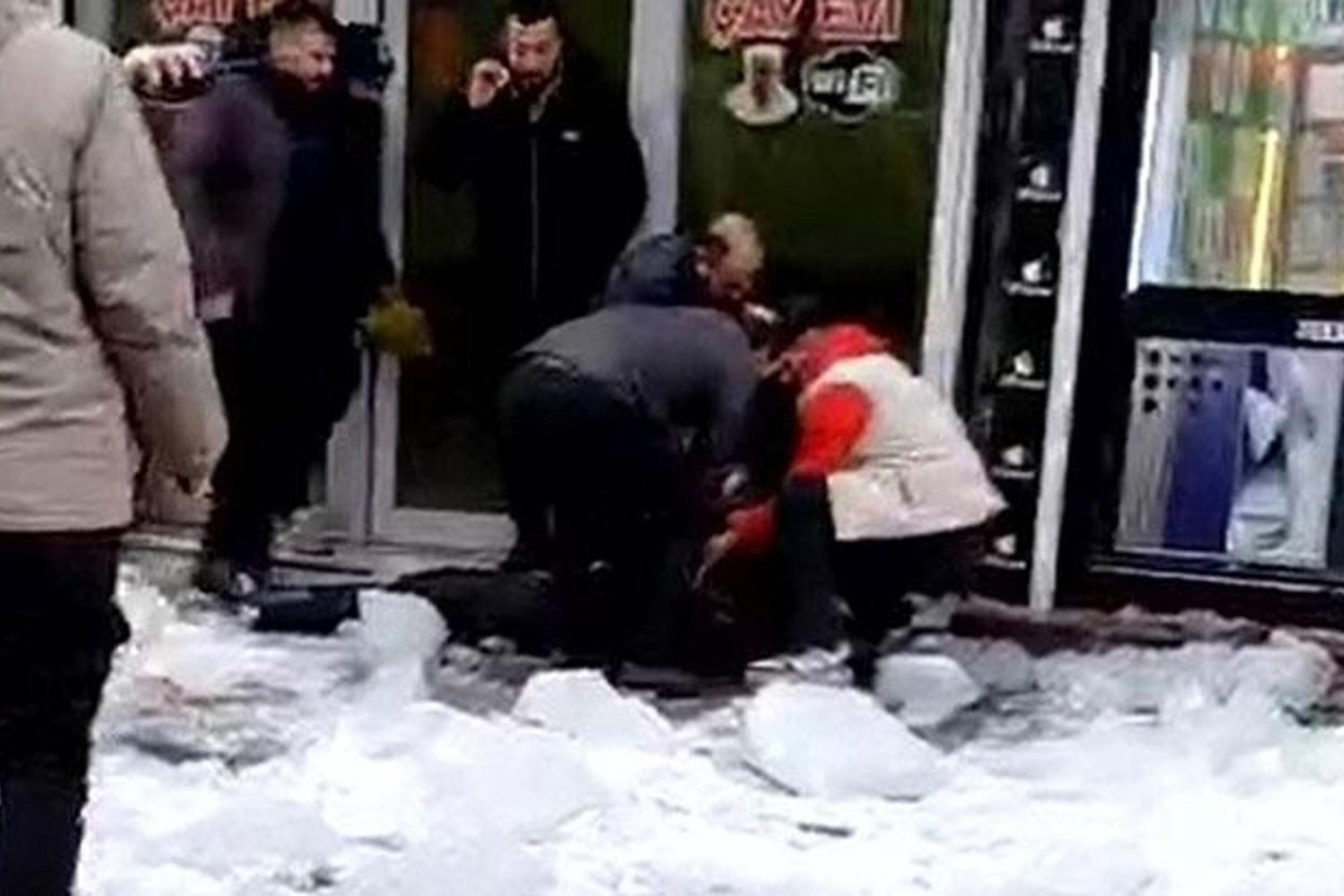 Ağrı'da Çatıdan Düşen Kar Kütlesi Vatandaşı Yaraladı!