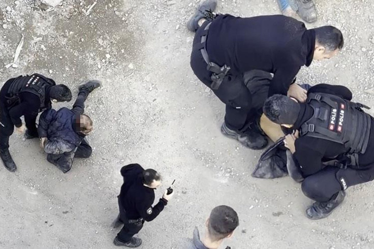 Bağlar’da Zihinsel Engelli Şüpheli Kadınlara Saldırdı: Polis Operasyonu