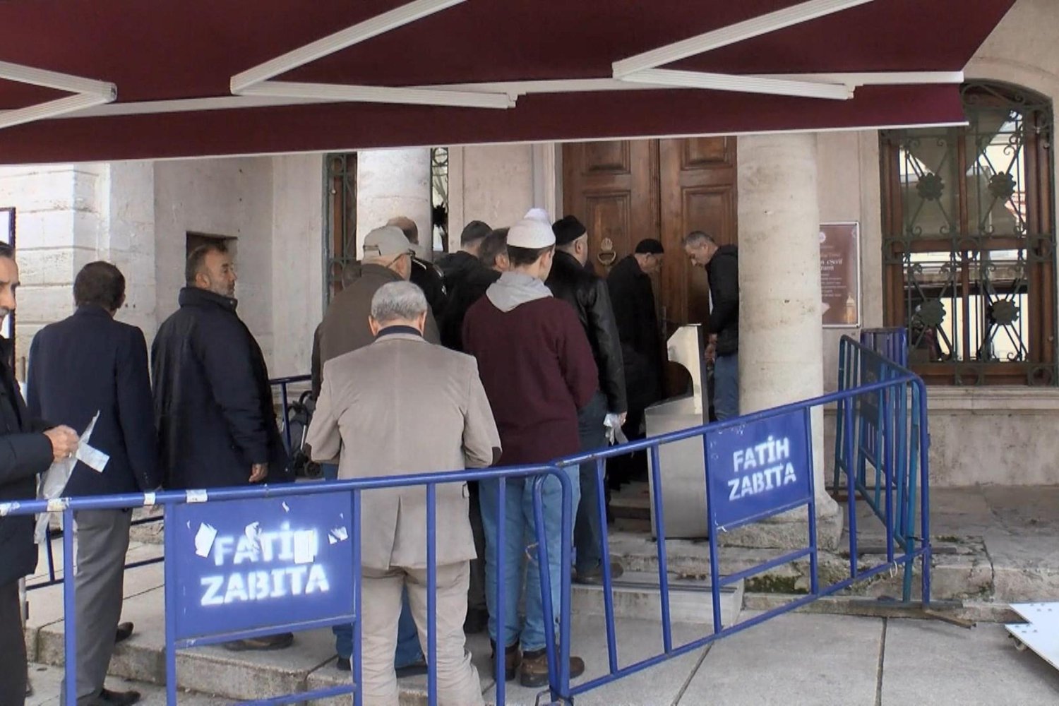 Fatih'te Hırka-i Şerif Ziyarete Açıldı: Ramazan Ayında Yoğun İlgi