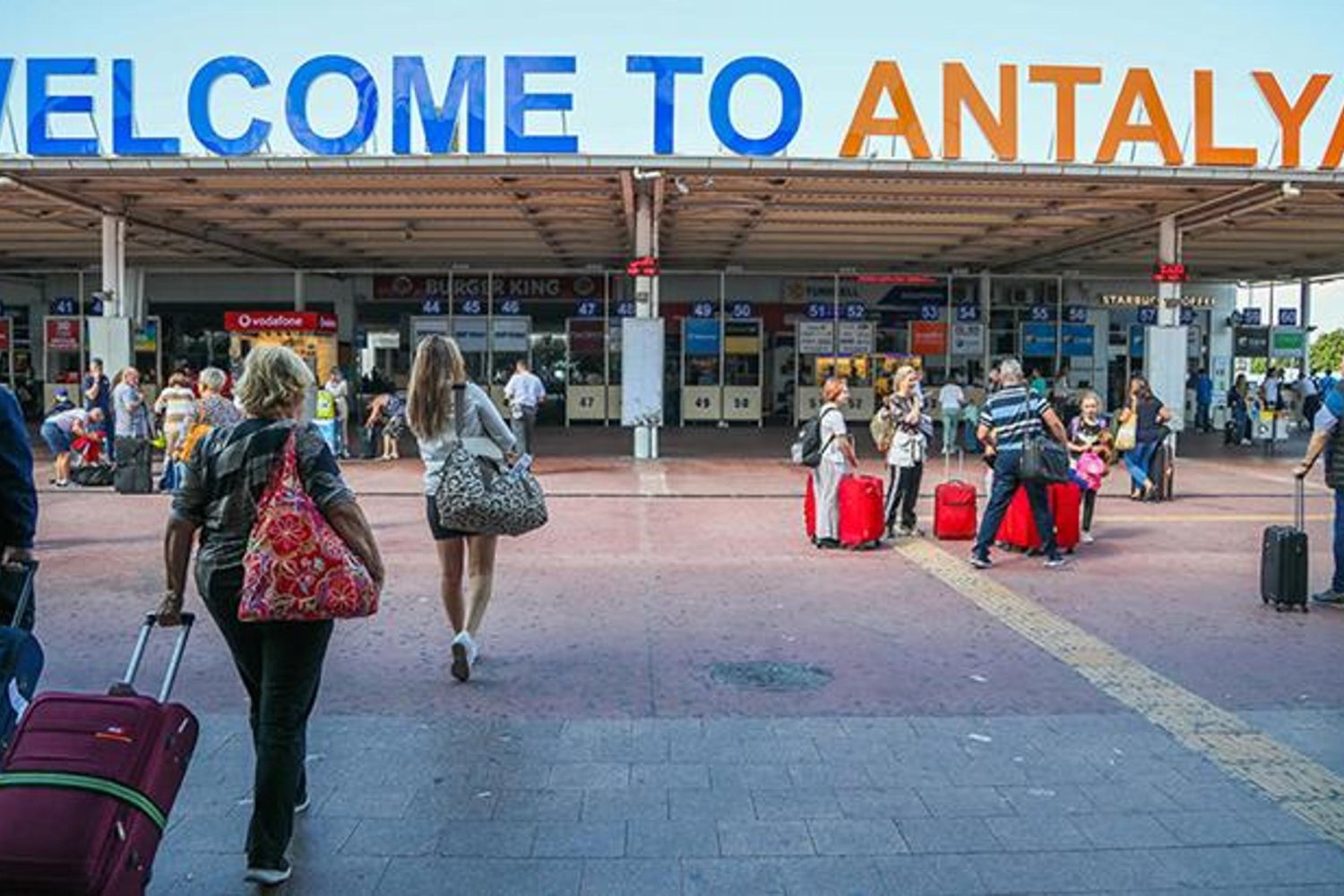 Türkiye 2025 Turizmde Rekor Kırdı: 64 Milyon Turist ve 65 Milyar Dolar Gelir