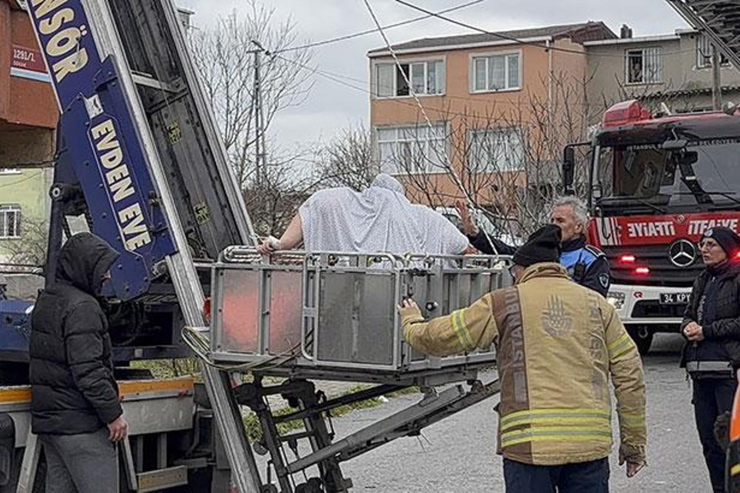 İstanbul'da Obez Kadının Tahliyesi İçin Tepki Çeken Operasyon