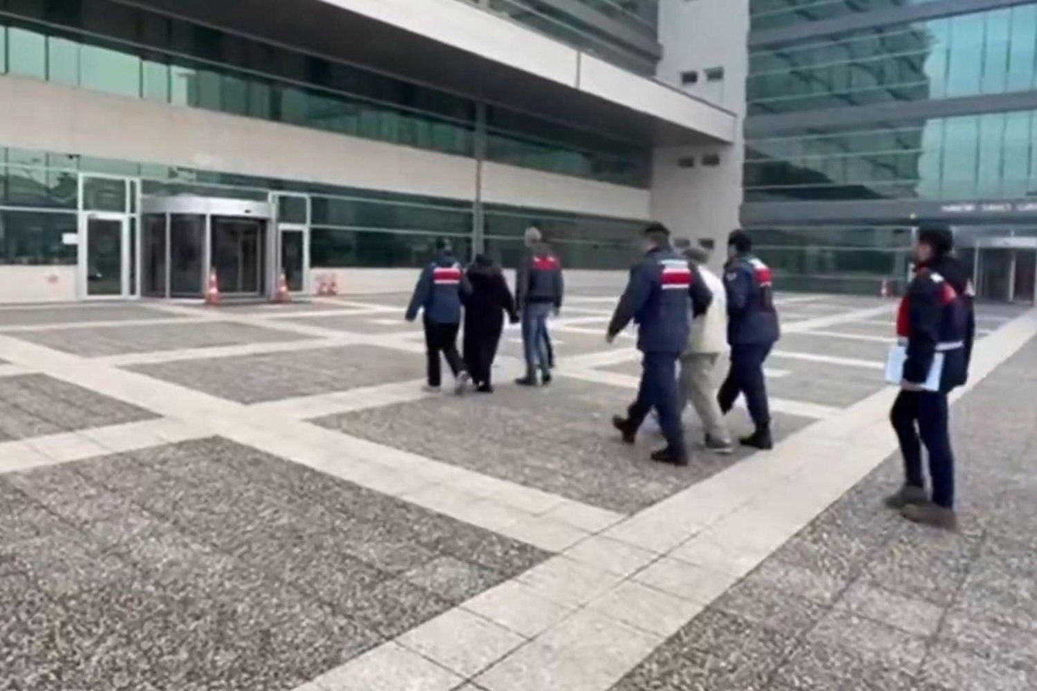 Terör örgütü FETÖ'ye operasyon: 64 şüpheli gözaltında