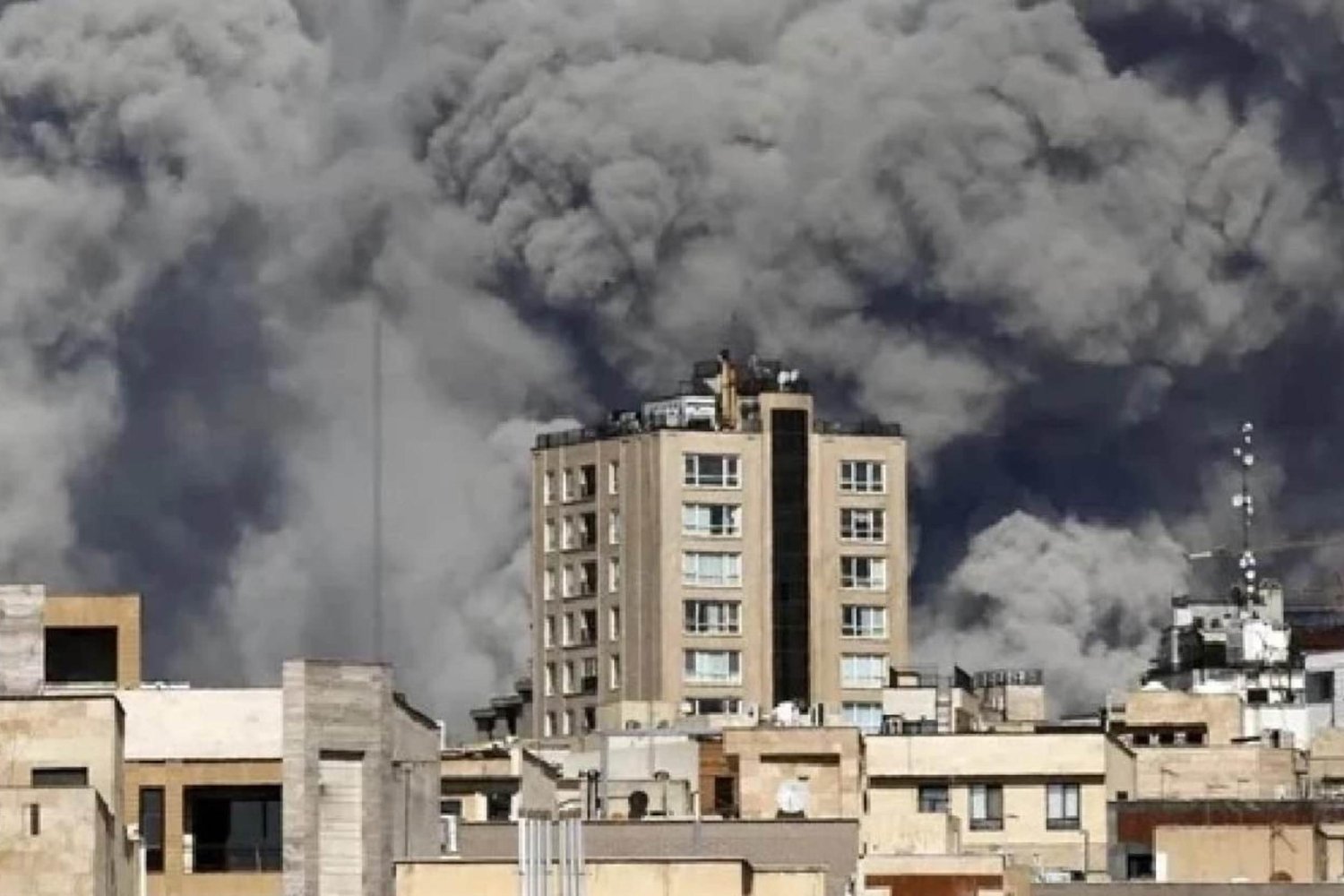 İran'daki İsrail ve ABD Saldırıları: Can Kaybı 1.045'e Yükseldi