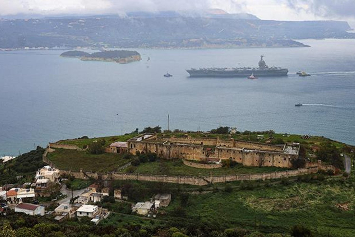 ABD Donanması USS Gerald R. Ford Uçak Gemisi Girit’e Ulaştı: Yangın ve İran Tehditi