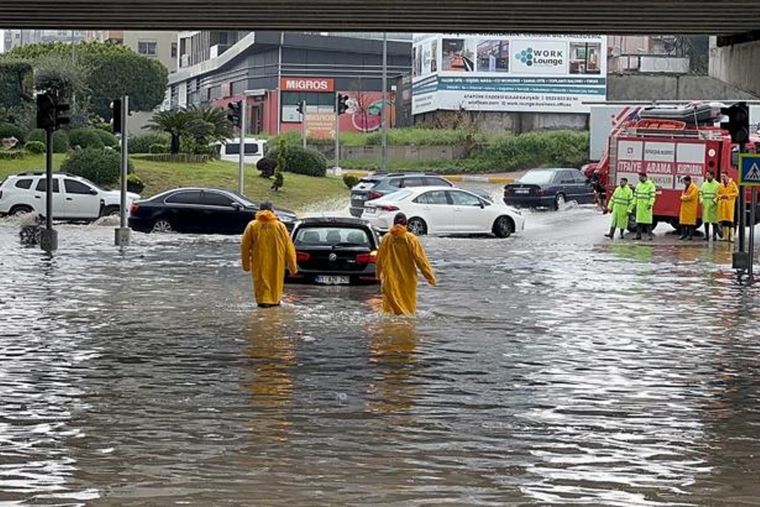 Adana'da Güçlü Yağmur Trafiği Felç Etti, Su Baskınları Can aldı