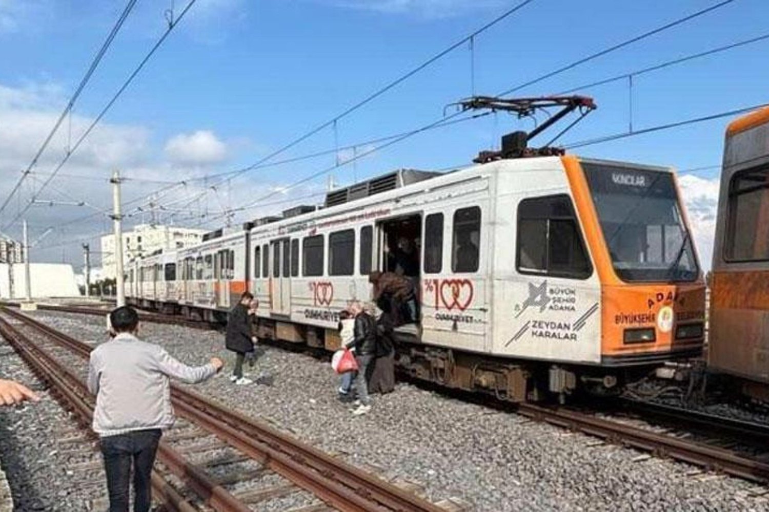 Ankara'da Metrobüs Kazası: Raydan Çıkan Vagon Parke Direğine Çarptı