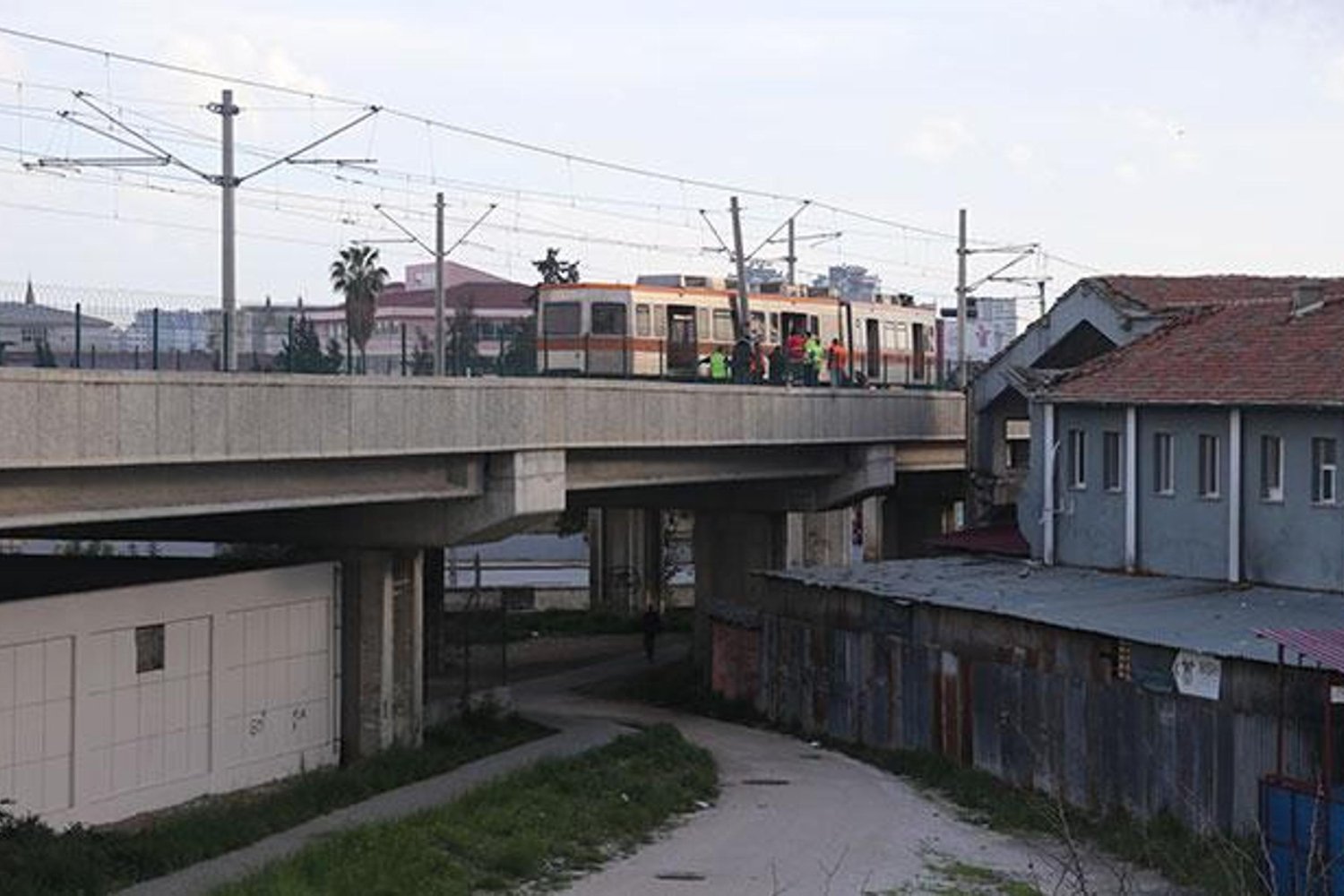 Adana'da Raydan Çıkan Vagon Elektrik Direğine Çarptı Kazasız Atlatıldı