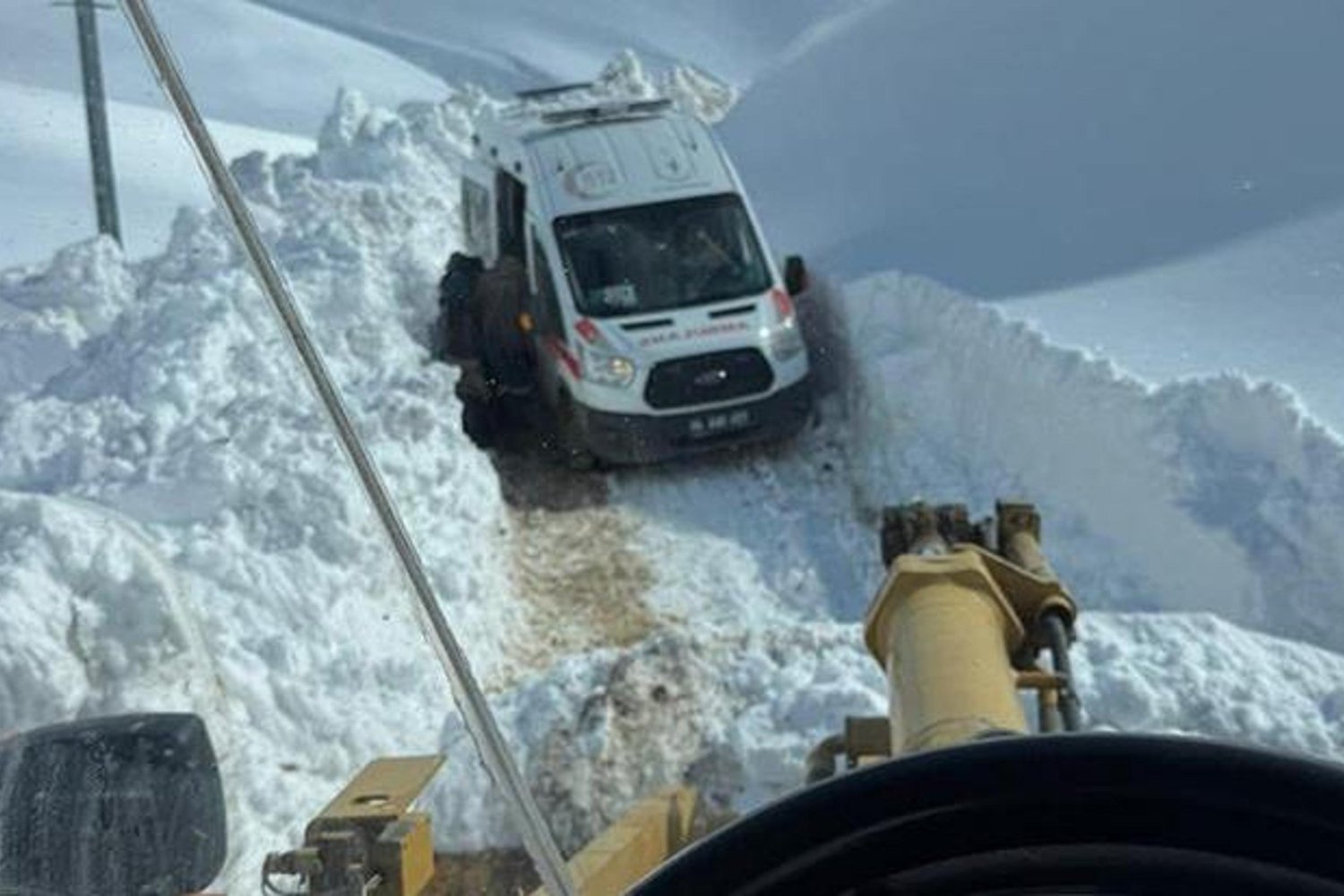 Ağrı'da 2 Metre Karla Mücadele: Köy Yolu Ulaşıma Açıldı