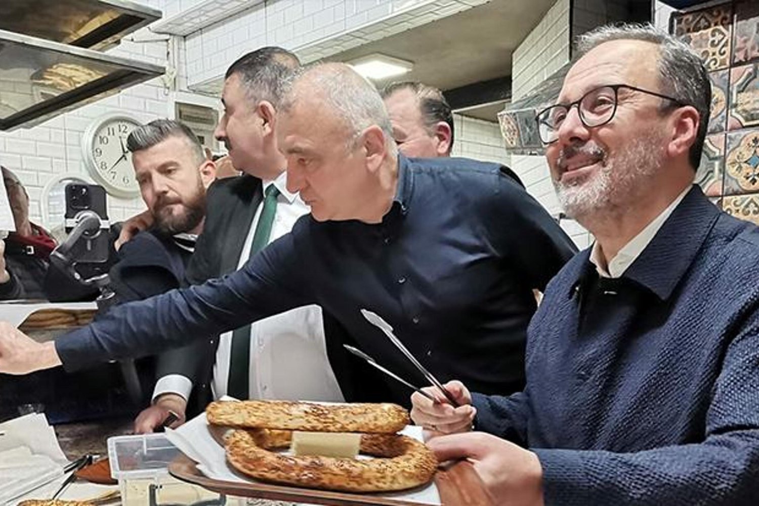 İzmir'de Ramazan Coşkusu: Kasapoğlu Vatandaşlarla Sahurda Buluştu