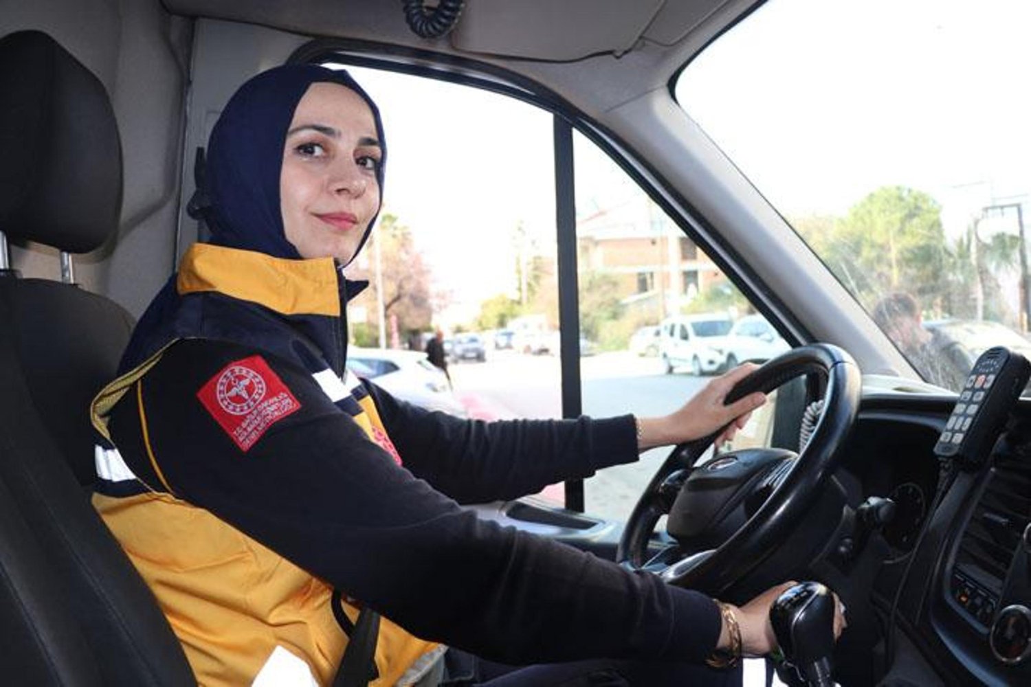 Kadın Ambulans Şoförü Gülser Akıtürk, Zorlukları ve Başarılarıyla Örnek Oluyor