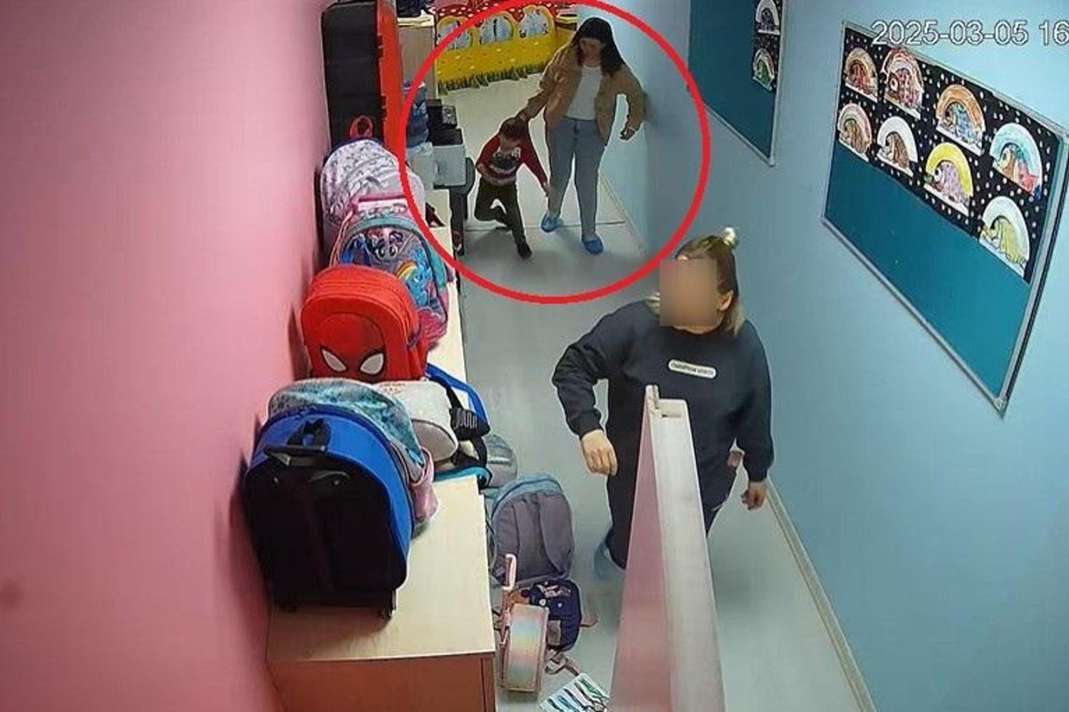 İzliyor musunuz? Okulda Öğretmen Vahşeti Güvenlik Kameralarına Yansıdı!