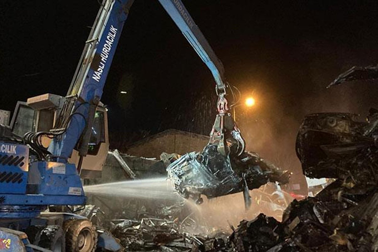 Yenimahalle'de Hurda Yangını Şok Etti: 100 Araç Yanarak Kaldı