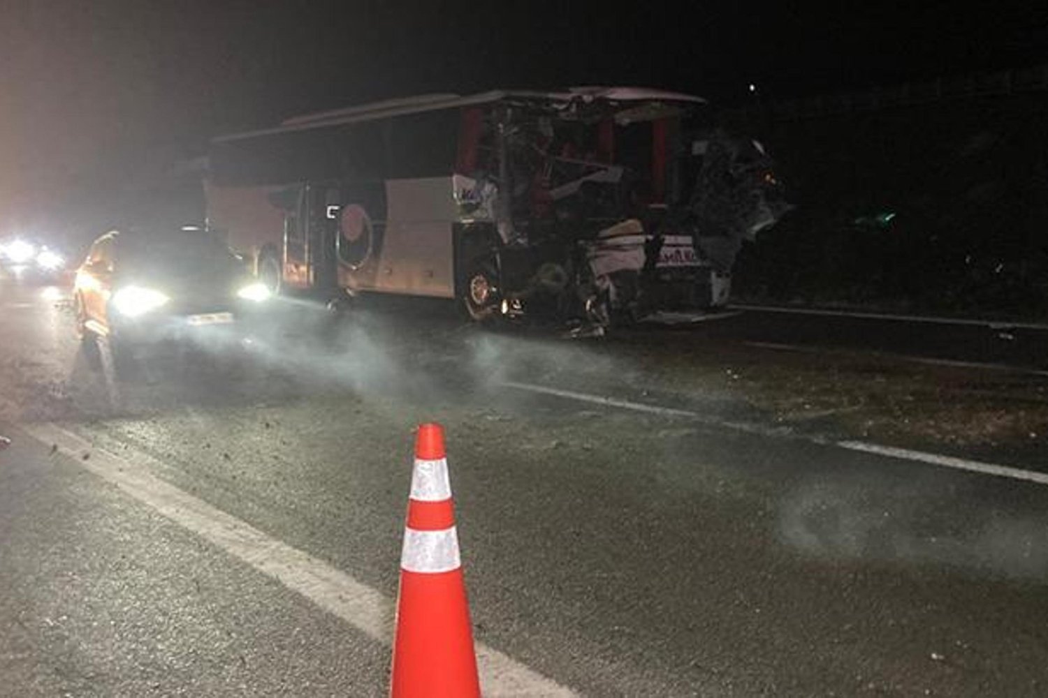 Kahramankazan'da Otobüs ve TIR Kazası: 1 Ölü, 15 Yaralı