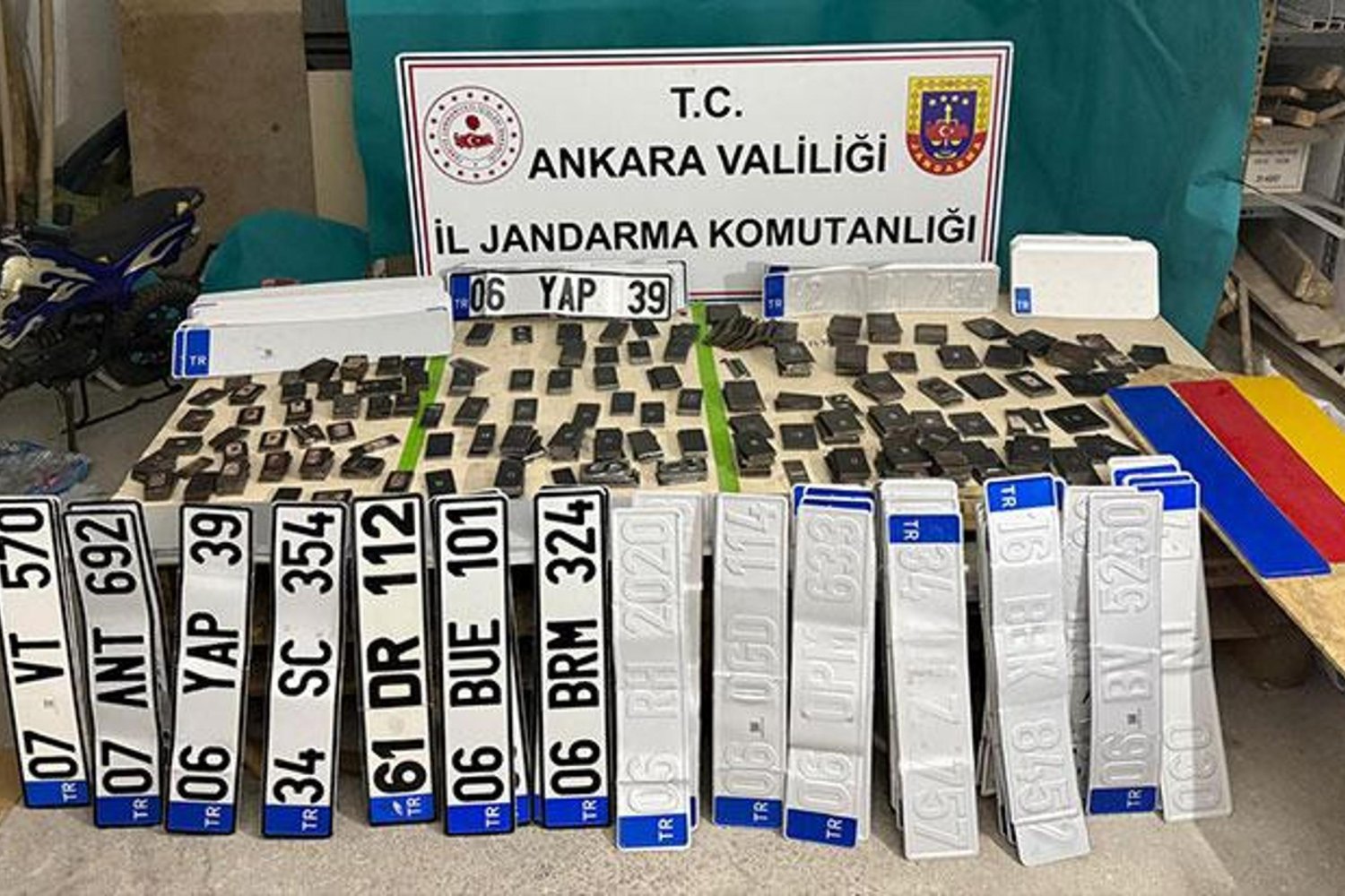 Ankara Keçiören'de Sahte Plaka Operasyonu: 900 Sahte Plaka Ele Geçirildi