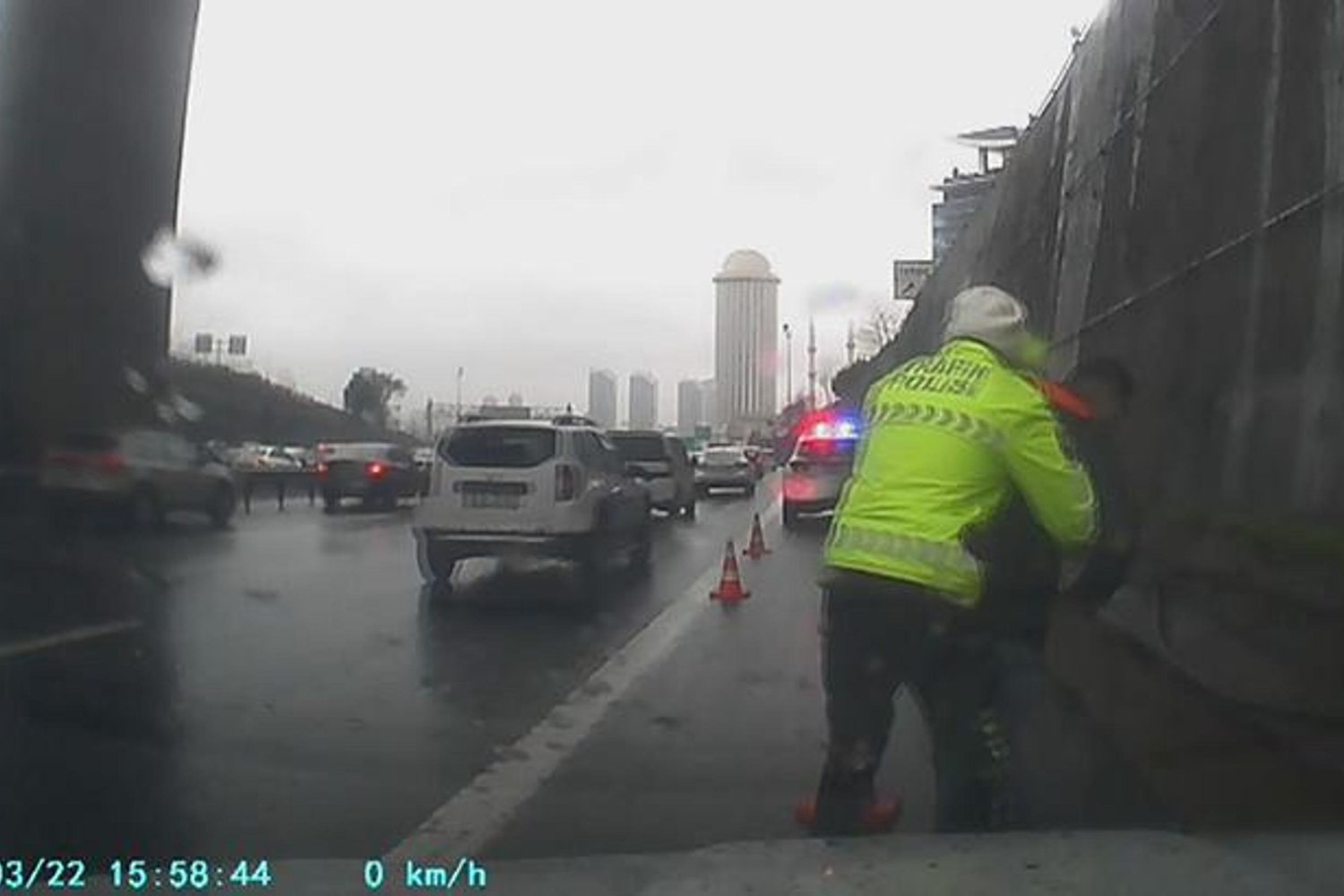 Şeker Yuttu, Nefes Alamayan Sürücüye Polis Heimlich Manevrası Yaptı!